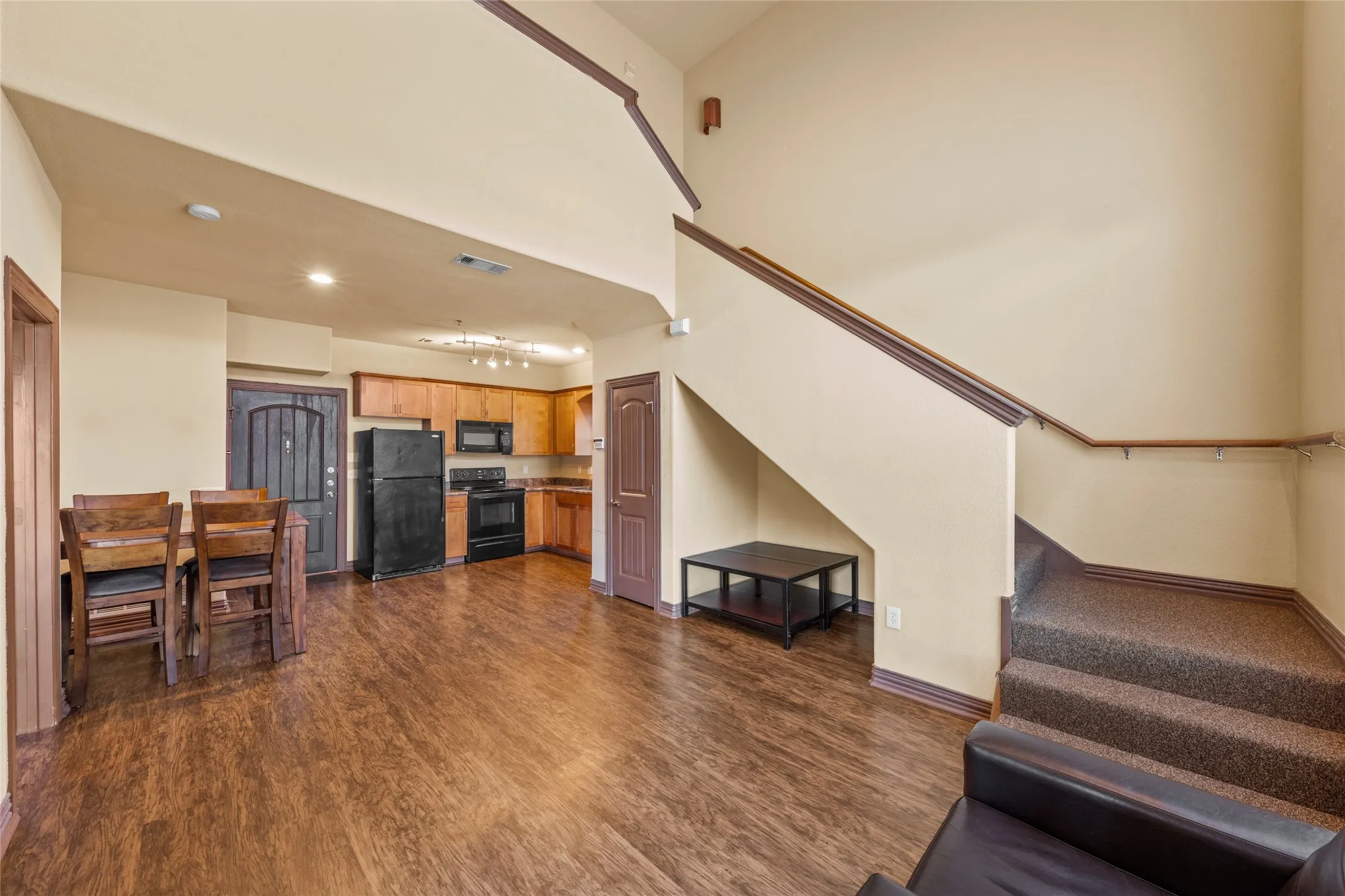 Condominium For Sale in Mc Lennan County , 2410 S 2nd Street 413, Waco, Texas 76706, 3 Bedroom, 2 Bathroom, 1 Garage spaces, 1,101 Sqft, built in 2006, mls#21297562, Real Estate Agent in Waco, Homes For Sale in Mc Lennan county, Homes For Sale in Waco, Realtor in Waco Texas, Real Estate Brokerage Independent Realty Texas, Luminita Cordes Realtor