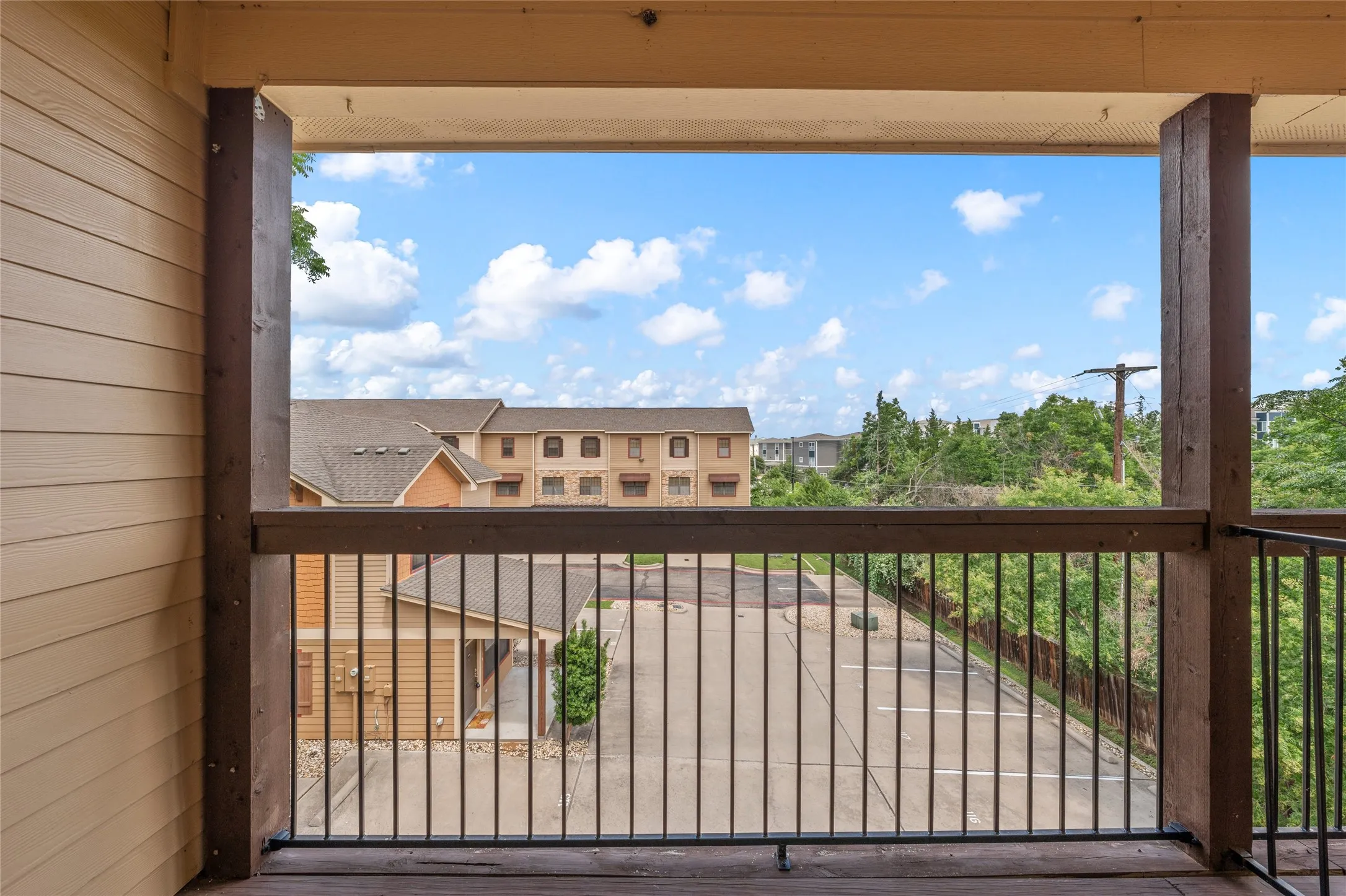 Condominium For Sale in Mc Lennan County , 2410 S 2nd Street 413, Waco, Texas 76706, 3 Bedroom, 2 Bathroom, 1 Garage spaces, 1,101 Sqft, built in 2006, mls#21297562, Real Estate Agent in Waco, Homes For Sale in Mc Lennan county, Homes For Sale in Waco, Realtor in Waco Texas, Real Estate Brokerage Independent Realty Texas, Luminita Cordes Realtor