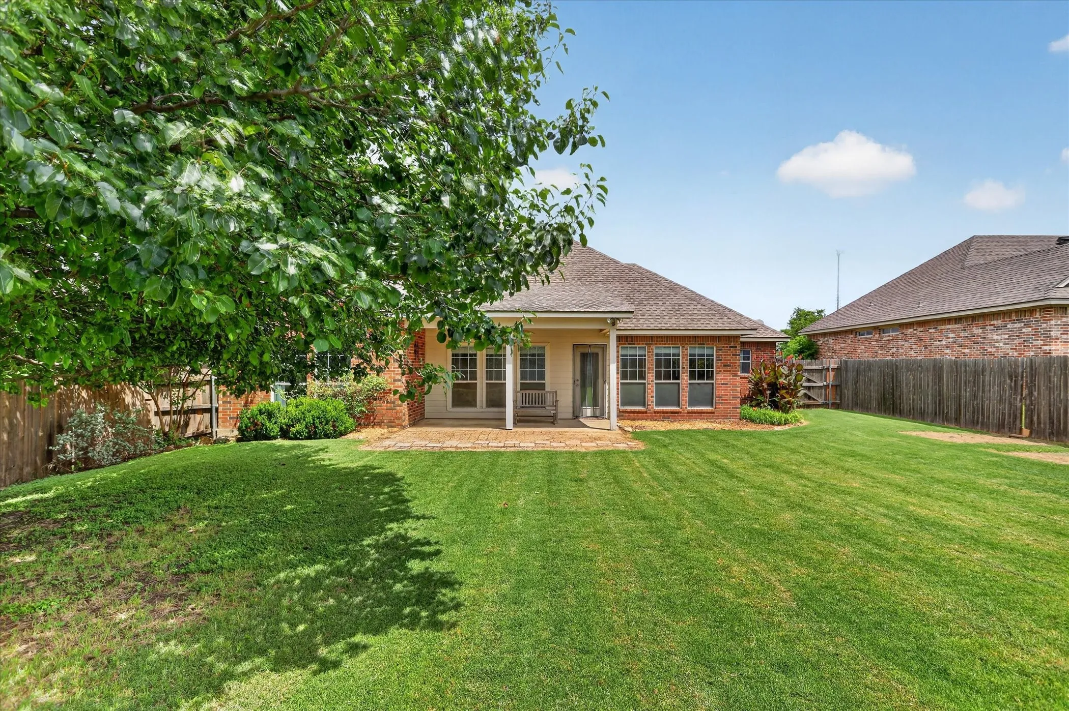 Single Family Residence For Sale in Parker County , 206 Water Oak Lane, Weatherford, Texas 76086, 3 Bedroom, 2 Bathroom, 2 Garage spaces, 1,645 Sqft, built in 2005, mls#21297686, Real Estate Agent in Weatherford, Homes For Sale in Parker county, Homes For Sale in Weatherford, Realtor in Weatherford Texas, Real Estate Brokerage Independent Realty Texas, Luminita Cordes Realtor