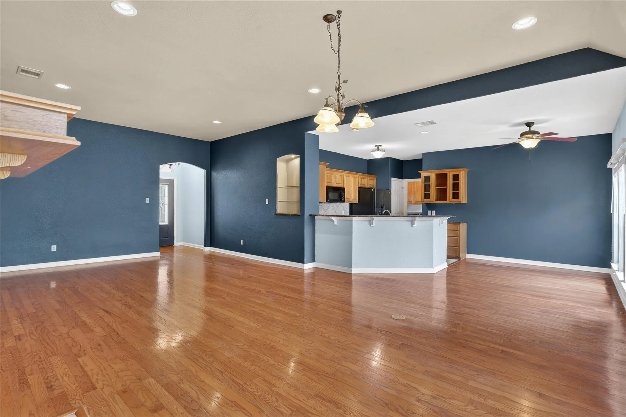 Single Family Residence For Sale in Parker County , 206 Water Oak Lane, Weatherford, Texas 76086, 3 Bedroom, 2 Bathroom, 2 Garage spaces, 1,645 Sqft, built in 2005, mls#21297686, Real Estate Agent in Weatherford, Homes For Sale in Parker county, Homes For Sale in Weatherford, Realtor in Weatherford Texas, Real Estate Brokerage Independent Realty Texas, Luminita Cordes Realtor