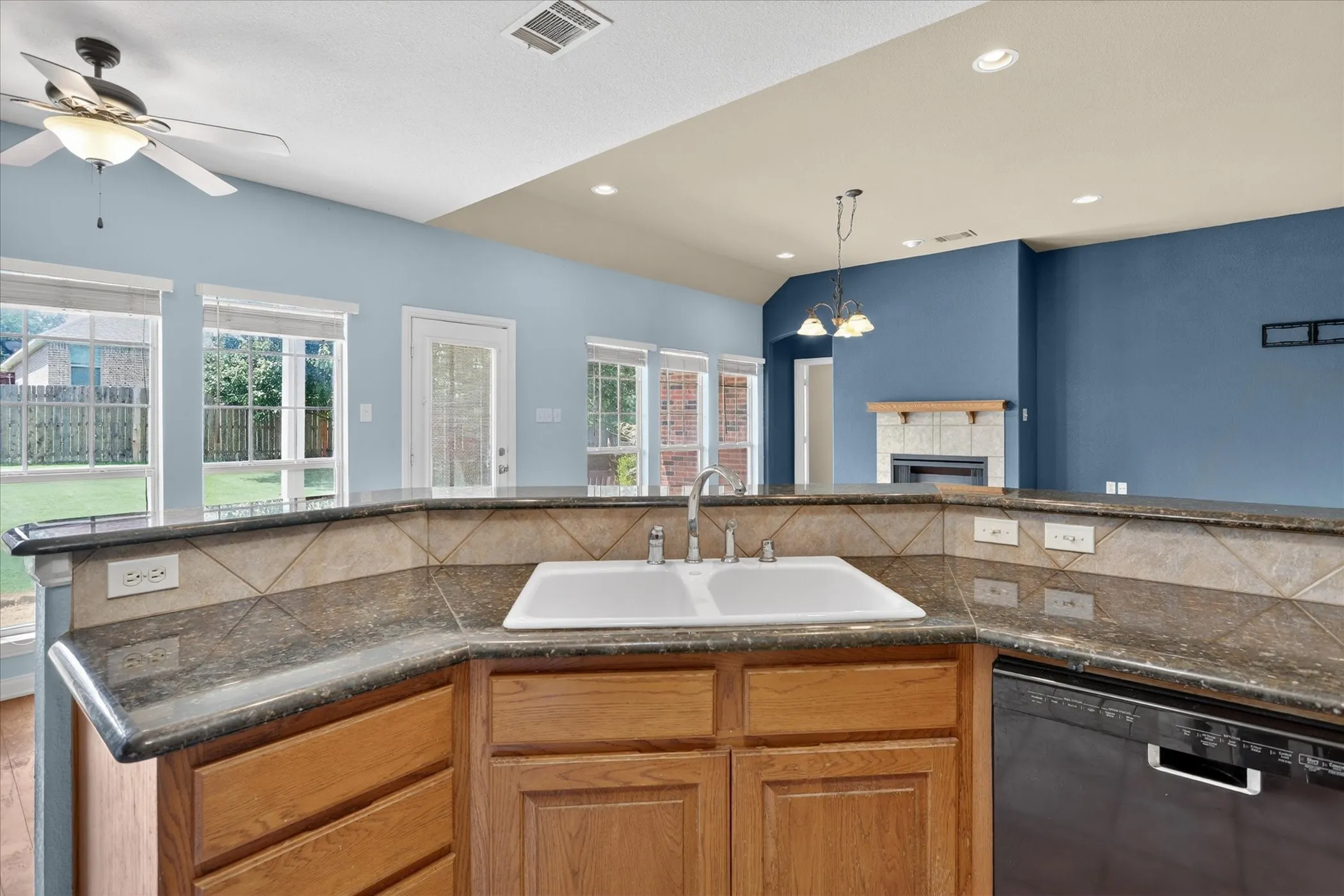 Single Family Residence For Sale in Parker County , 206 Water Oak Lane, Weatherford, Texas 76086, 3 Bedroom, 2 Bathroom, 2 Garage spaces, 1,645 Sqft, built in 2005, mls#21297686, Real Estate Agent in Weatherford, Homes For Sale in Parker county, Homes For Sale in Weatherford, Realtor in Weatherford Texas, Real Estate Brokerage Independent Realty Texas, Luminita Cordes Realtor