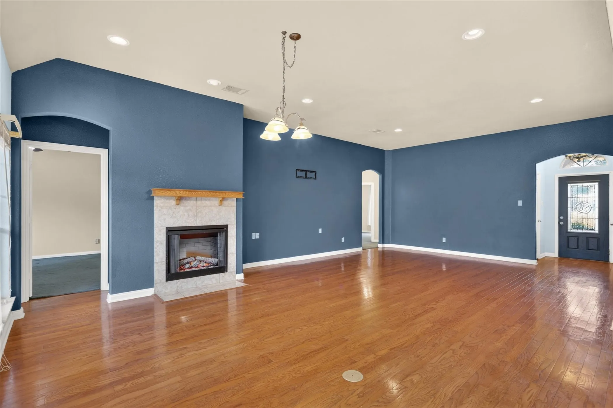 Single Family Residence For Sale in Parker County , 206 Water Oak Lane, Weatherford, Texas 76086, 3 Bedroom, 2 Bathroom, 2 Garage spaces, 1,645 Sqft, built in 2005, mls#21297686, Real Estate Agent in Weatherford, Homes For Sale in Parker county, Homes For Sale in Weatherford, Realtor in Weatherford Texas, Real Estate Brokerage Independent Realty Texas, Luminita Cordes Realtor