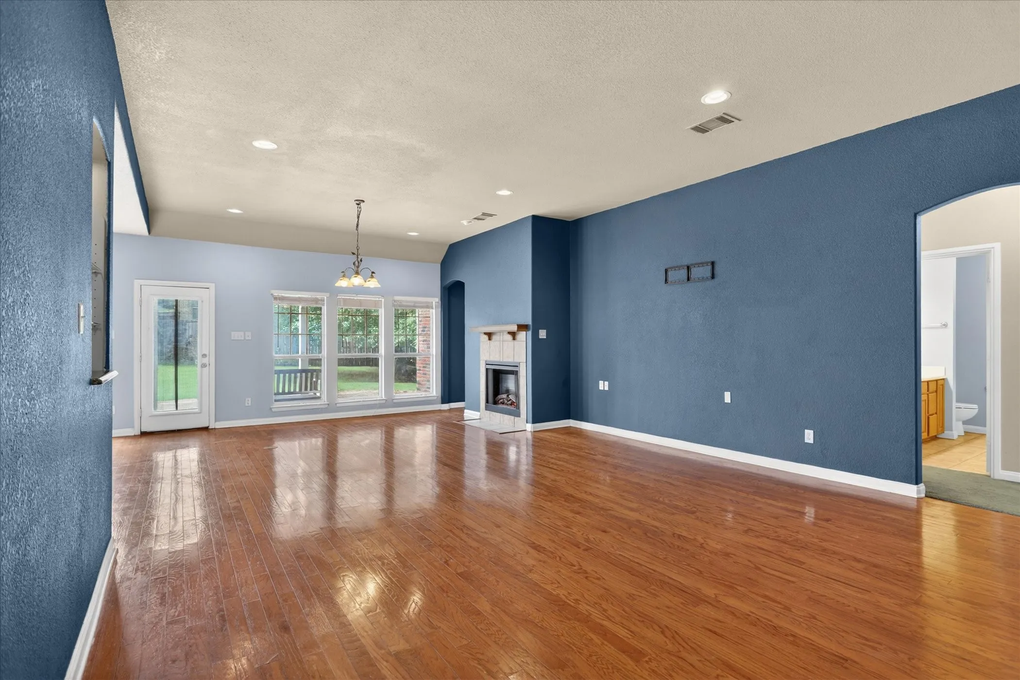 Single Family Residence For Sale in Parker County , 206 Water Oak Lane, Weatherford, Texas 76086, 3 Bedroom, 2 Bathroom, 2 Garage spaces, 1,645 Sqft, built in 2005, mls#21297686, Real Estate Agent in Weatherford, Homes For Sale in Parker county, Homes For Sale in Weatherford, Realtor in Weatherford Texas, Real Estate Brokerage Independent Realty Texas, Luminita Cordes Realtor