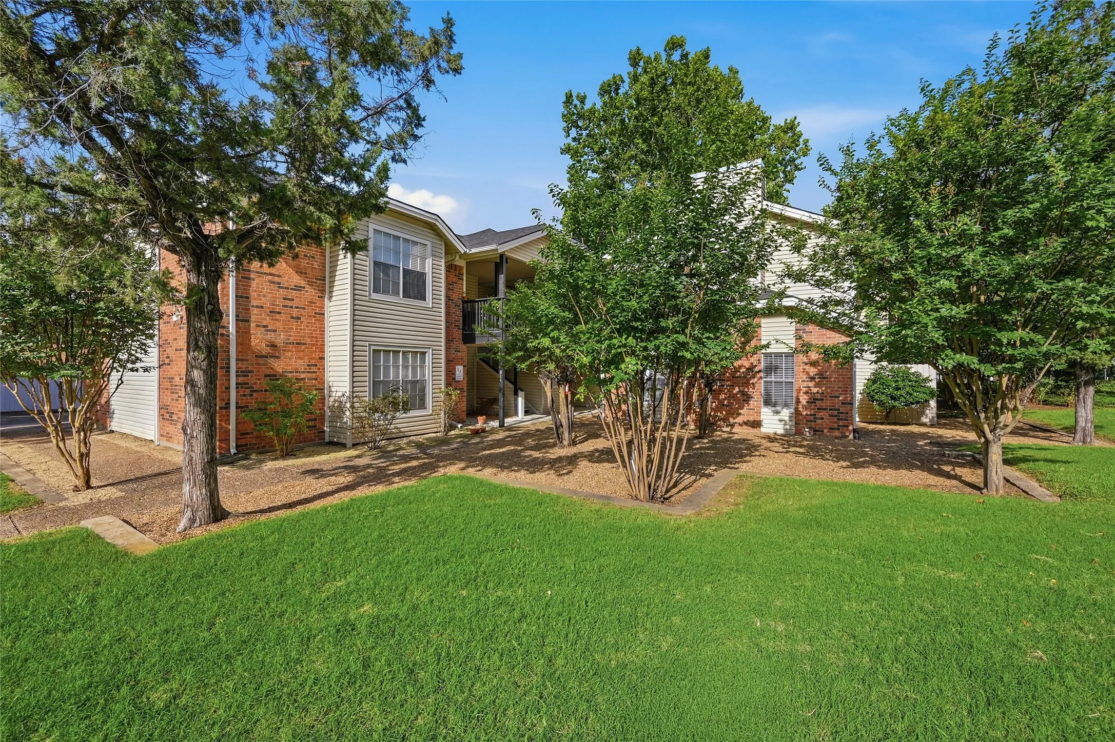 Apartment For Rent in Grayson County , 914 W Washington Street F, Sherman, Texas 75092, 2 Bedroom, 2 Bathroom, Garage spaces, 1,287 Sqft, built in 1983, mls#21297666, Real Estate Agent in Sherman, Homes For Rent in Grayson county, Homes For Rent in Sherman, Realtor in Sherman Texas, Real Estate Brokerage Independent Realty Texas, Luminita Cordes Realtor