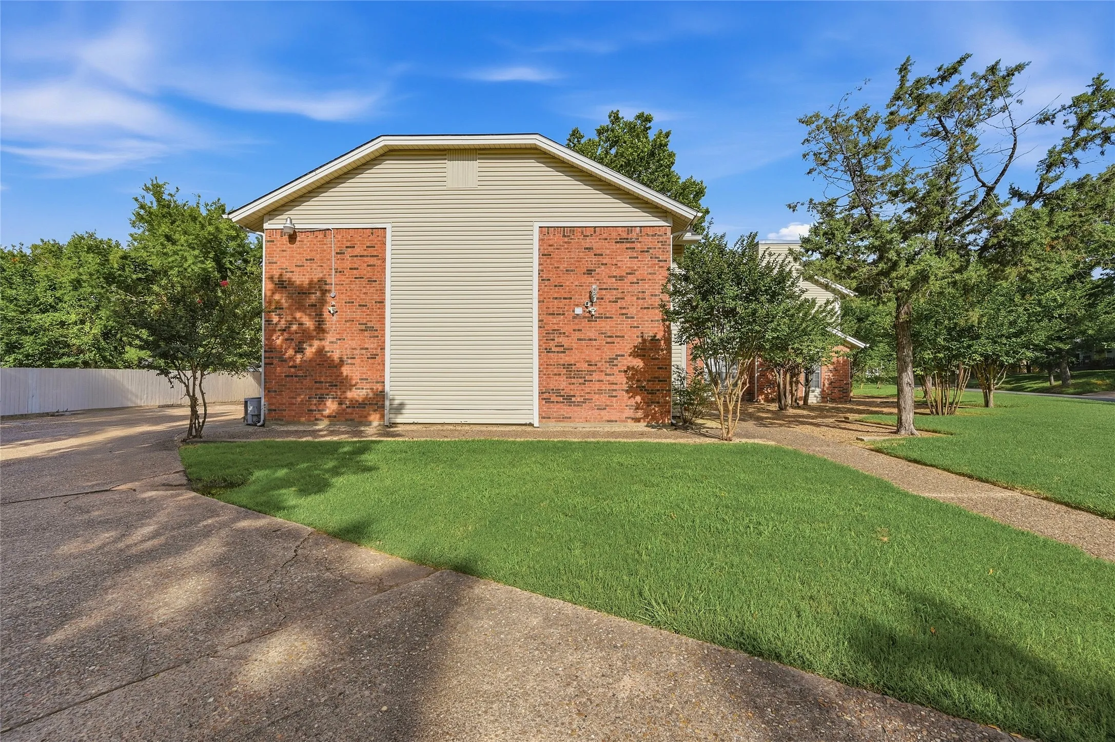Apartment For Rent in Grayson County , 914 W Washington Street F, Sherman, Texas 75092, 2 Bedroom, 2 Bathroom, Garage spaces, 1,287 Sqft, built in 1983, mls#21297666, Real Estate Agent in Sherman, Homes For Rent in Grayson county, Homes For Rent in Sherman, Realtor in Sherman Texas, Real Estate Brokerage Independent Realty Texas, Luminita Cordes Realtor