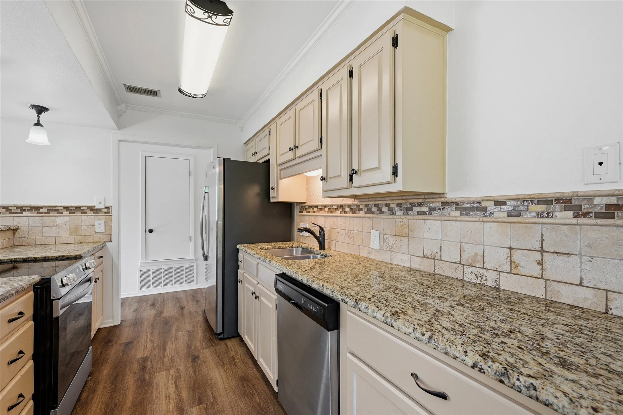 Apartment For Rent in Grayson County , 914 W Washington Street F, Sherman, Texas 75092, 2 Bedroom, 2 Bathroom, Garage spaces, 1,287 Sqft, built in 1983, mls#21297666, Real Estate Agent in Sherman, Homes For Rent in Grayson county, Homes For Rent in Sherman, Realtor in Sherman Texas, Real Estate Brokerage Independent Realty Texas, Luminita Cordes Realtor