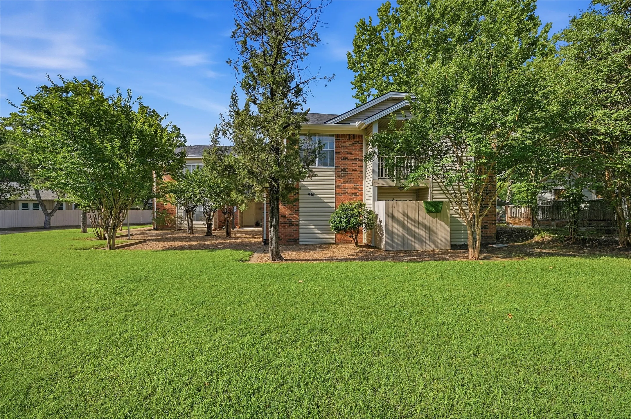 Apartment For Rent in Grayson County , 914 W Washington Street F, Sherman, Texas 75092, 2 Bedroom, 2 Bathroom, Garage spaces, 1,287 Sqft, built in 1983, mls#21297666, Real Estate Agent in Sherman, Homes For Rent in Grayson county, Homes For Rent in Sherman, Realtor in Sherman Texas, Real Estate Brokerage Independent Realty Texas, Luminita Cordes Realtor