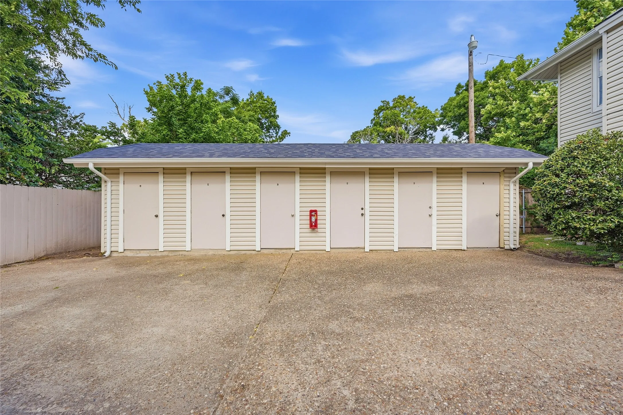 Apartment For Rent in Grayson County , 914 W Washington Street F, Sherman, Texas 75092, 2 Bedroom, 2 Bathroom, Garage spaces, 1,287 Sqft, built in 1983, mls#21297666, Real Estate Agent in Sherman, Homes For Rent in Grayson county, Homes For Rent in Sherman, Realtor in Sherman Texas, Real Estate Brokerage Independent Realty Texas, Luminita Cordes Realtor