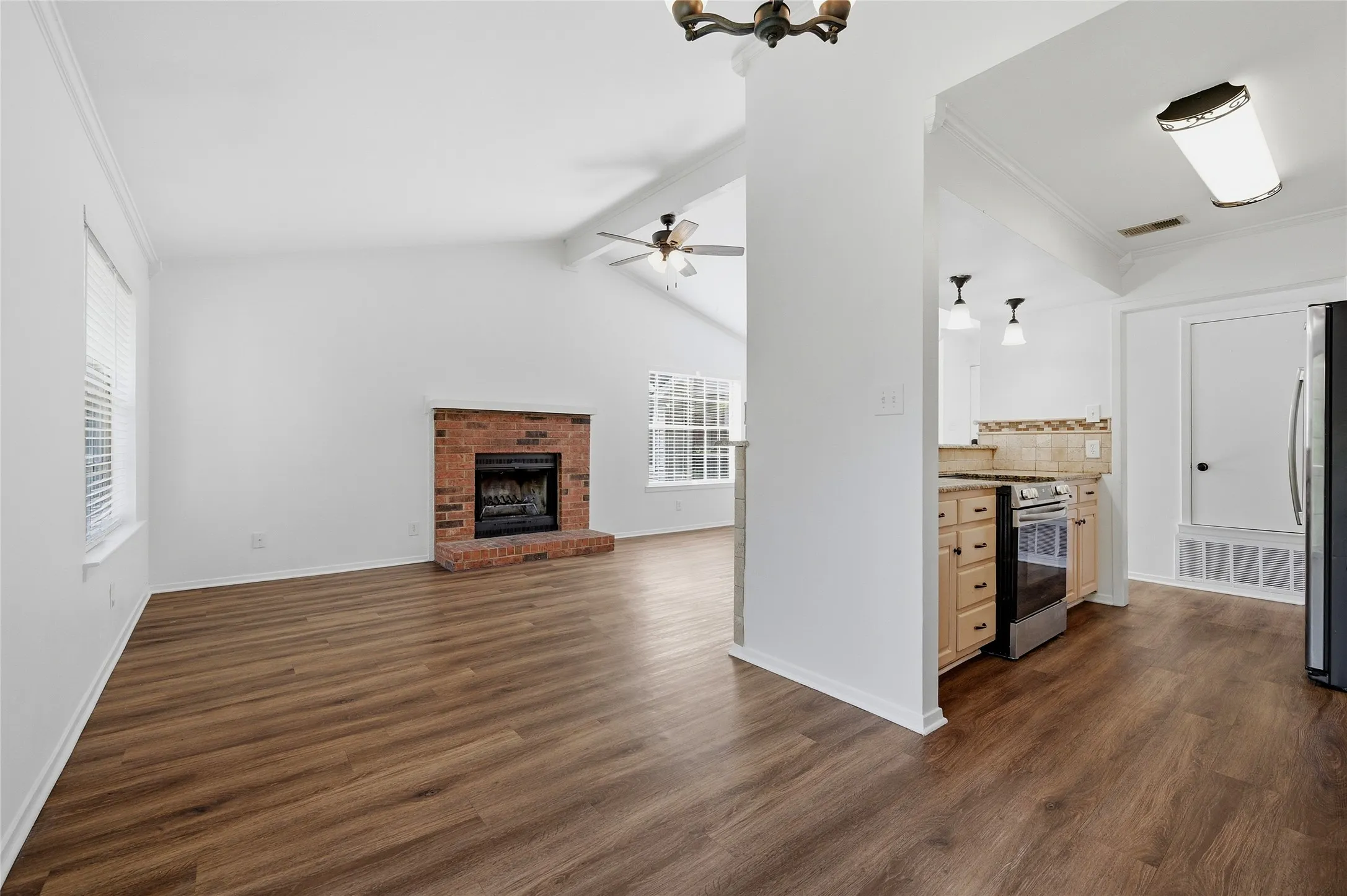 Apartment For Rent in Grayson County , 914 W Washington Street F, Sherman, Texas 75092, 2 Bedroom, 2 Bathroom, Garage spaces, 1,287 Sqft, built in 1983, mls#21297666, Real Estate Agent in Sherman, Homes For Rent in Grayson county, Homes For Rent in Sherman, Realtor in Sherman Texas, Real Estate Brokerage Independent Realty Texas, Luminita Cordes Realtor