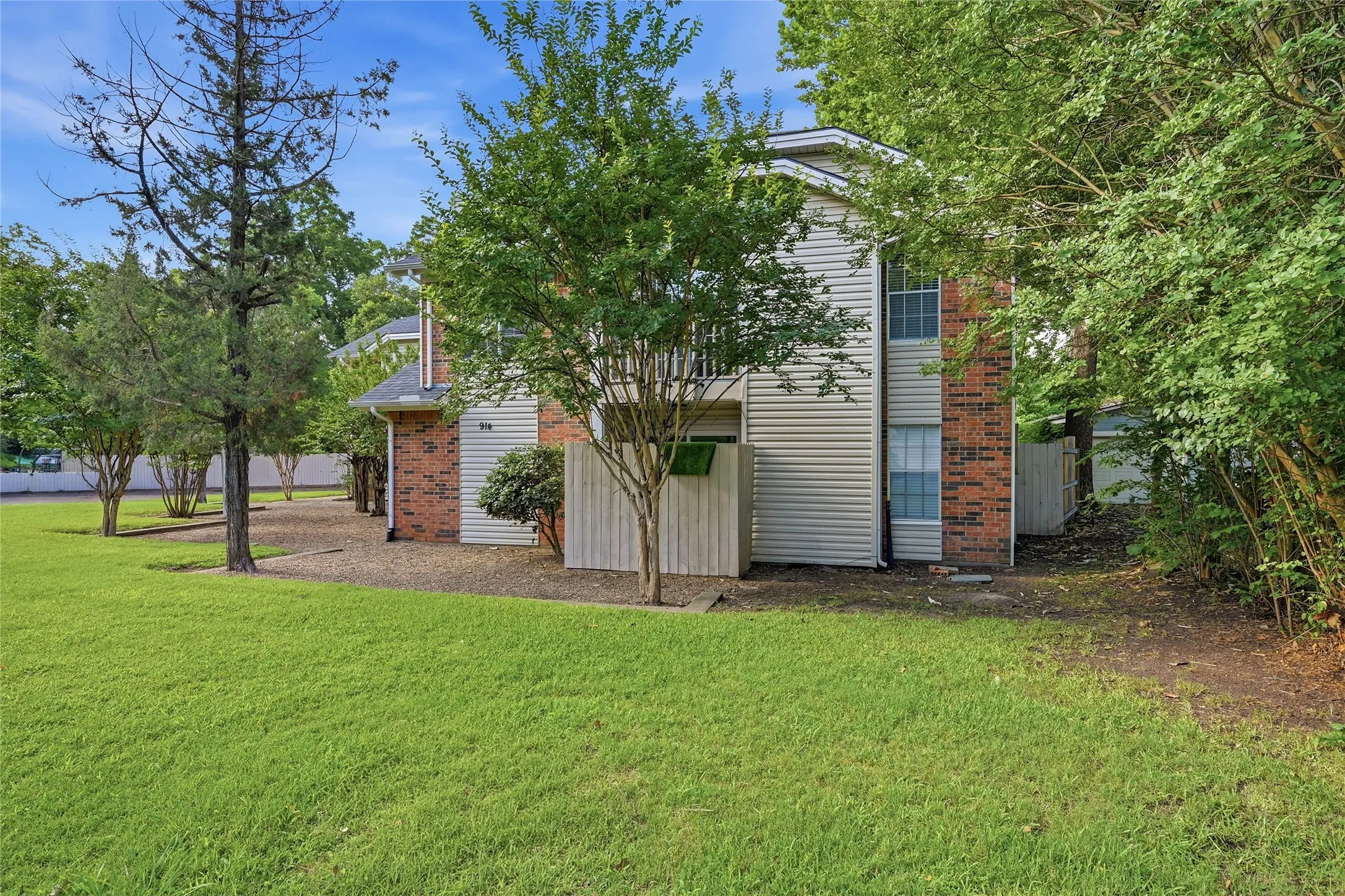 Apartment For Rent in Grayson County , 914 W Washington Street F, Sherman, Texas 75092, 2 Bedroom, 2 Bathroom, Garage spaces, 1,287 Sqft, built in 1983, mls#21297666, Real Estate Agent in Sherman, Homes For Rent in Grayson county, Homes For Rent in Sherman, Realtor in Sherman Texas, Real Estate Brokerage Independent Realty Texas, Luminita Cordes Realtor