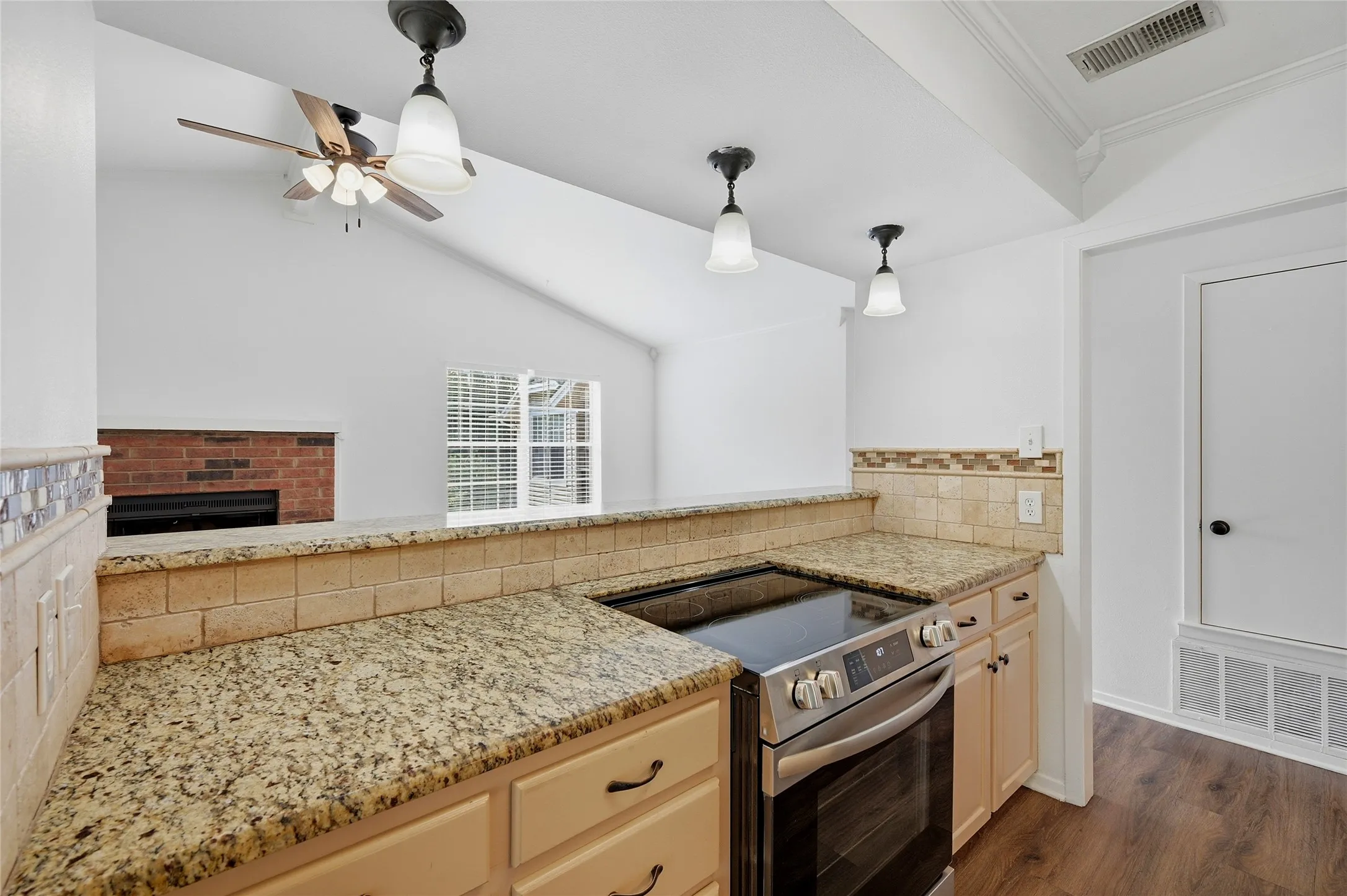 Apartment For Rent in Grayson County , 914 W Washington Street F, Sherman, Texas 75092, 2 Bedroom, 2 Bathroom, Garage spaces, 1,287 Sqft, built in 1983, mls#21297666, Real Estate Agent in Sherman, Homes For Rent in Grayson county, Homes For Rent in Sherman, Realtor in Sherman Texas, Real Estate Brokerage Independent Realty Texas, Luminita Cordes Realtor