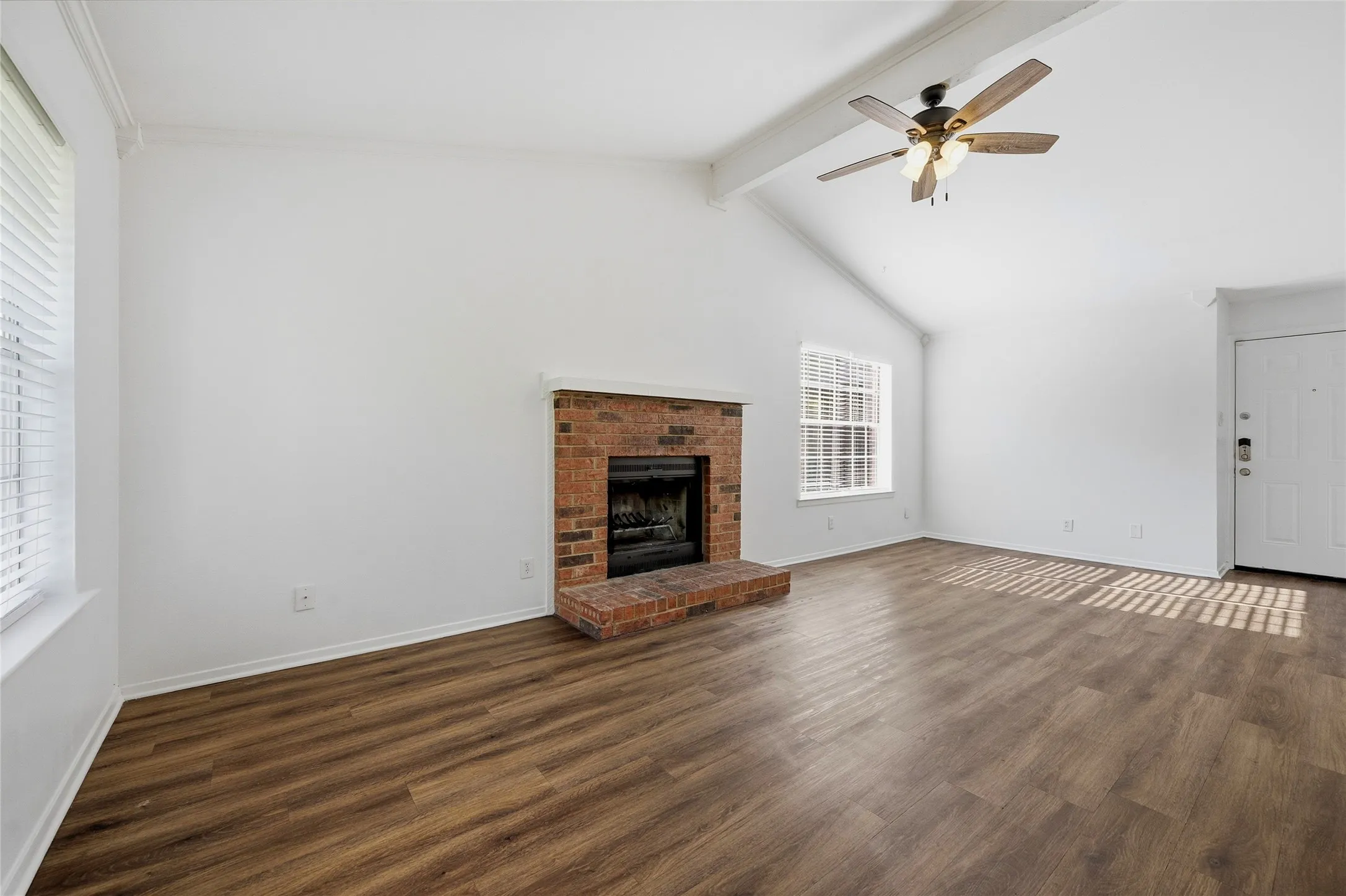 Apartment For Rent in Grayson County , 914 W Washington Street F, Sherman, Texas 75092, 2 Bedroom, 2 Bathroom, Garage spaces, 1,287 Sqft, built in 1983, mls#21297666, Real Estate Agent in Sherman, Homes For Rent in Grayson county, Homes For Rent in Sherman, Realtor in Sherman Texas, Real Estate Brokerage Independent Realty Texas, Luminita Cordes Realtor