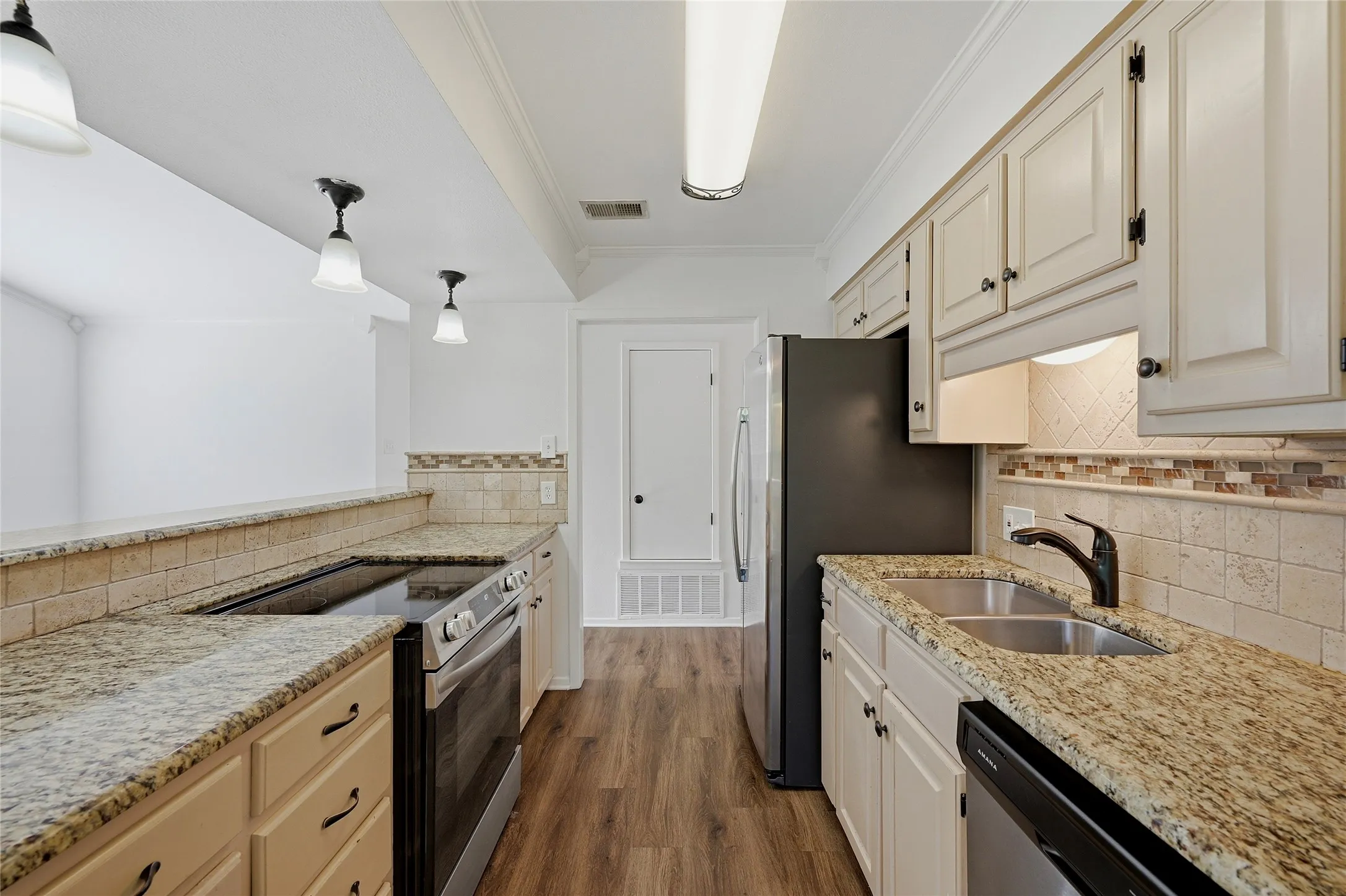 Apartment For Rent in Grayson County , 914 W Washington Street F, Sherman, Texas 75092, 2 Bedroom, 2 Bathroom, Garage spaces, 1,287 Sqft, built in 1983, mls#21297666, Real Estate Agent in Sherman, Homes For Rent in Grayson county, Homes For Rent in Sherman, Realtor in Sherman Texas, Real Estate Brokerage Independent Realty Texas, Luminita Cordes Realtor