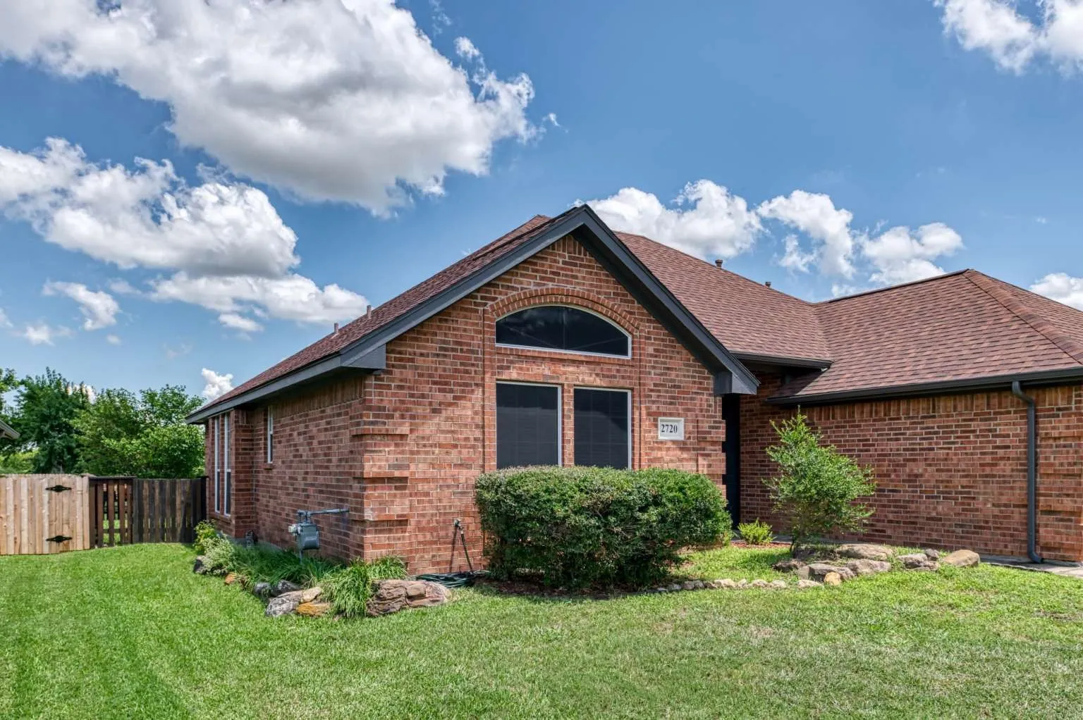 Single Family Residence For Sale in Denton County , 2720 Stephen Drive, Denton, Texas 76207, 3 Bedroom, 2 Bathroom, 2 Garage spaces, 1,365 Sqft, built in 1998, mls#21297714, Real Estate Agent in Denton, Homes For Sale in Denton county, Homes For Sale in Denton, Realtor in Denton Texas, Real Estate Brokerage Independent Realty Texas, Luminita Cordes Realtor