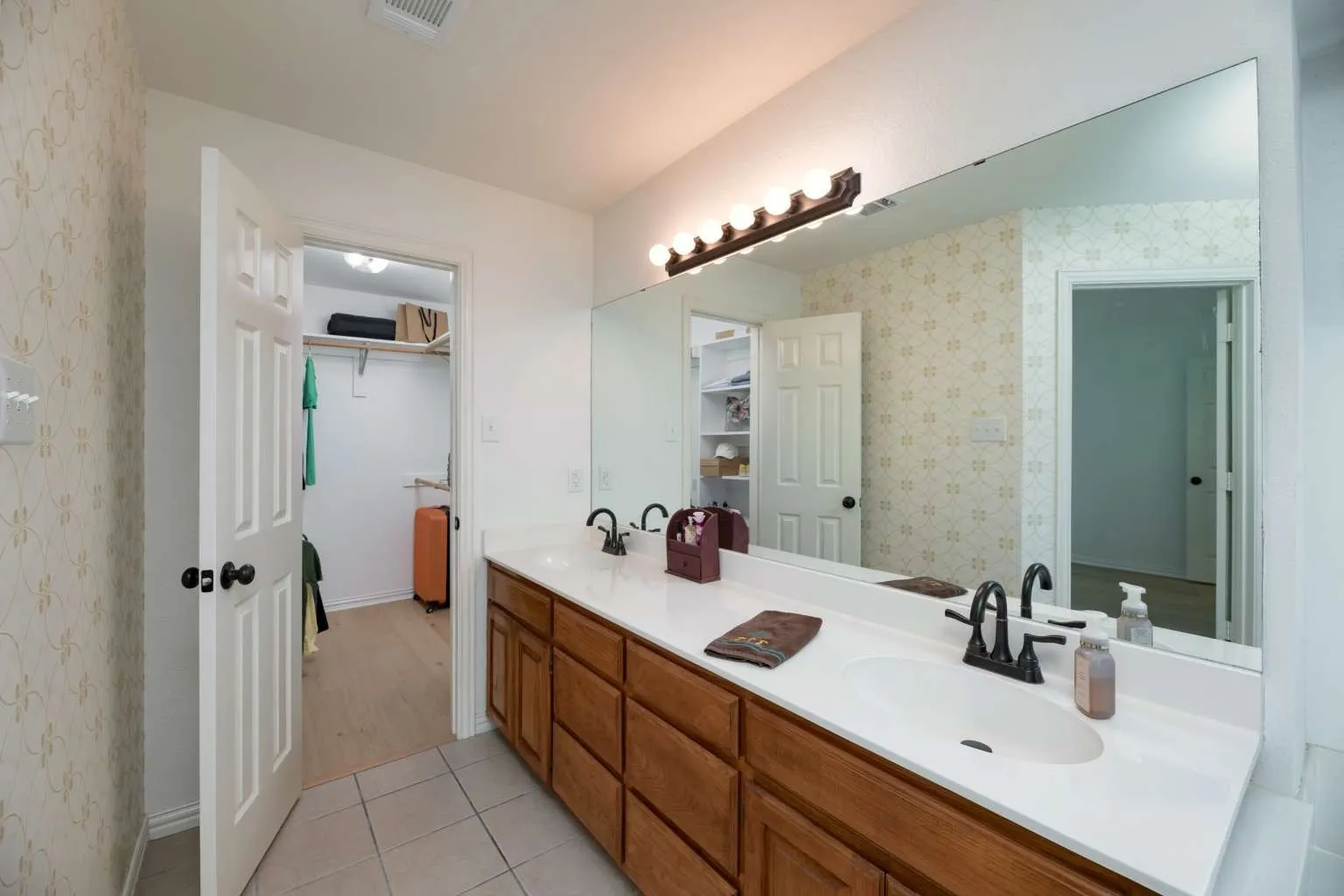 Single Family Residence For Sale in Denton County , 2720 Stephen Drive, Denton, Texas 76207, 3 Bedroom, 2 Bathroom, 2 Garage spaces, 1,365 Sqft, built in 1998, mls#21297714, Real Estate Agent in Denton, Homes For Sale in Denton county, Homes For Sale in Denton, Realtor in Denton Texas, Real Estate Brokerage Independent Realty Texas, Luminita Cordes Realtor