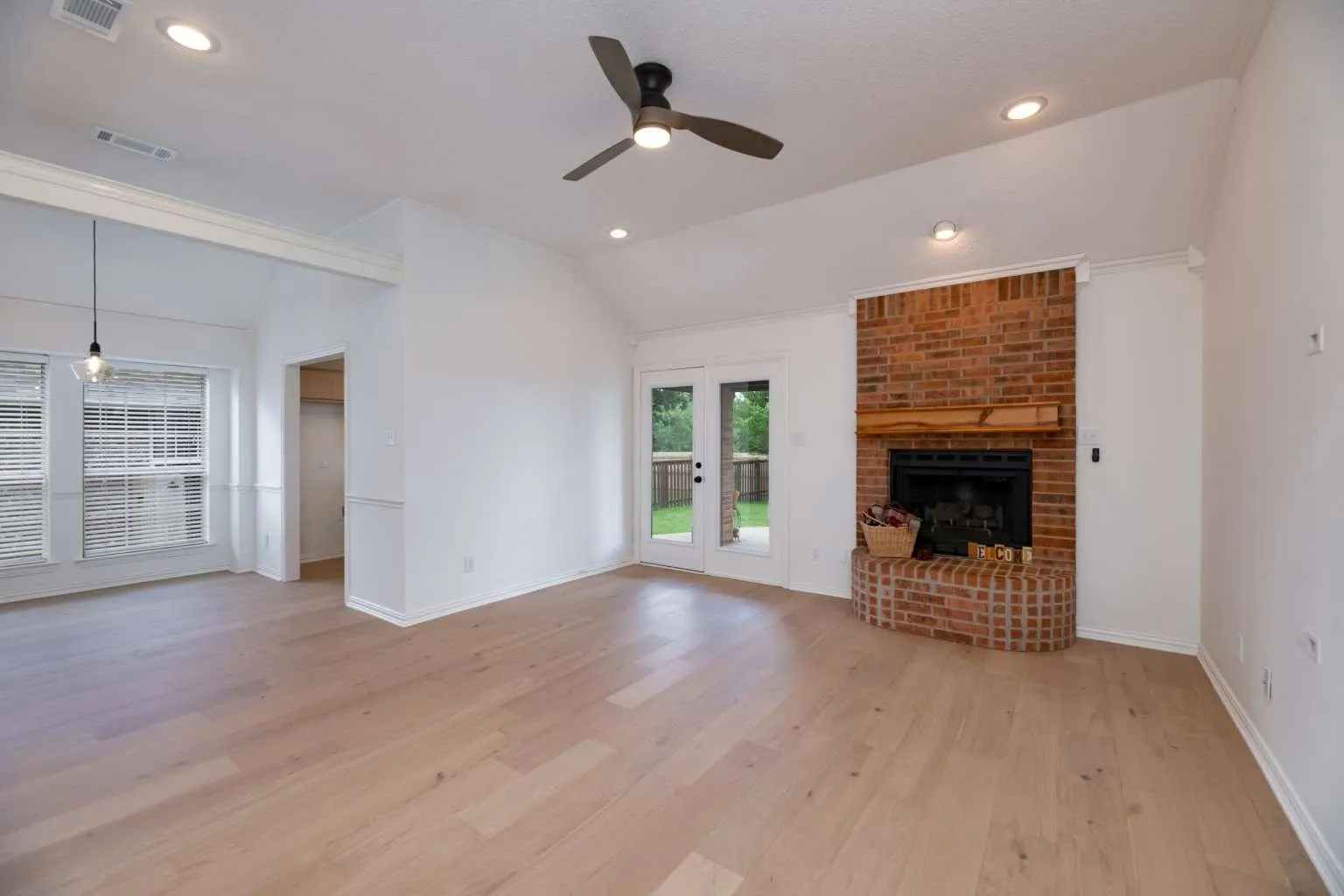 Single Family Residence For Sale in Denton County , 2720 Stephen Drive, Denton, Texas 76207, 3 Bedroom, 2 Bathroom, 2 Garage spaces, 1,365 Sqft, built in 1998, mls#21297714, Real Estate Agent in Denton, Homes For Sale in Denton county, Homes For Sale in Denton, Realtor in Denton Texas, Real Estate Brokerage Independent Realty Texas, Luminita Cordes Realtor