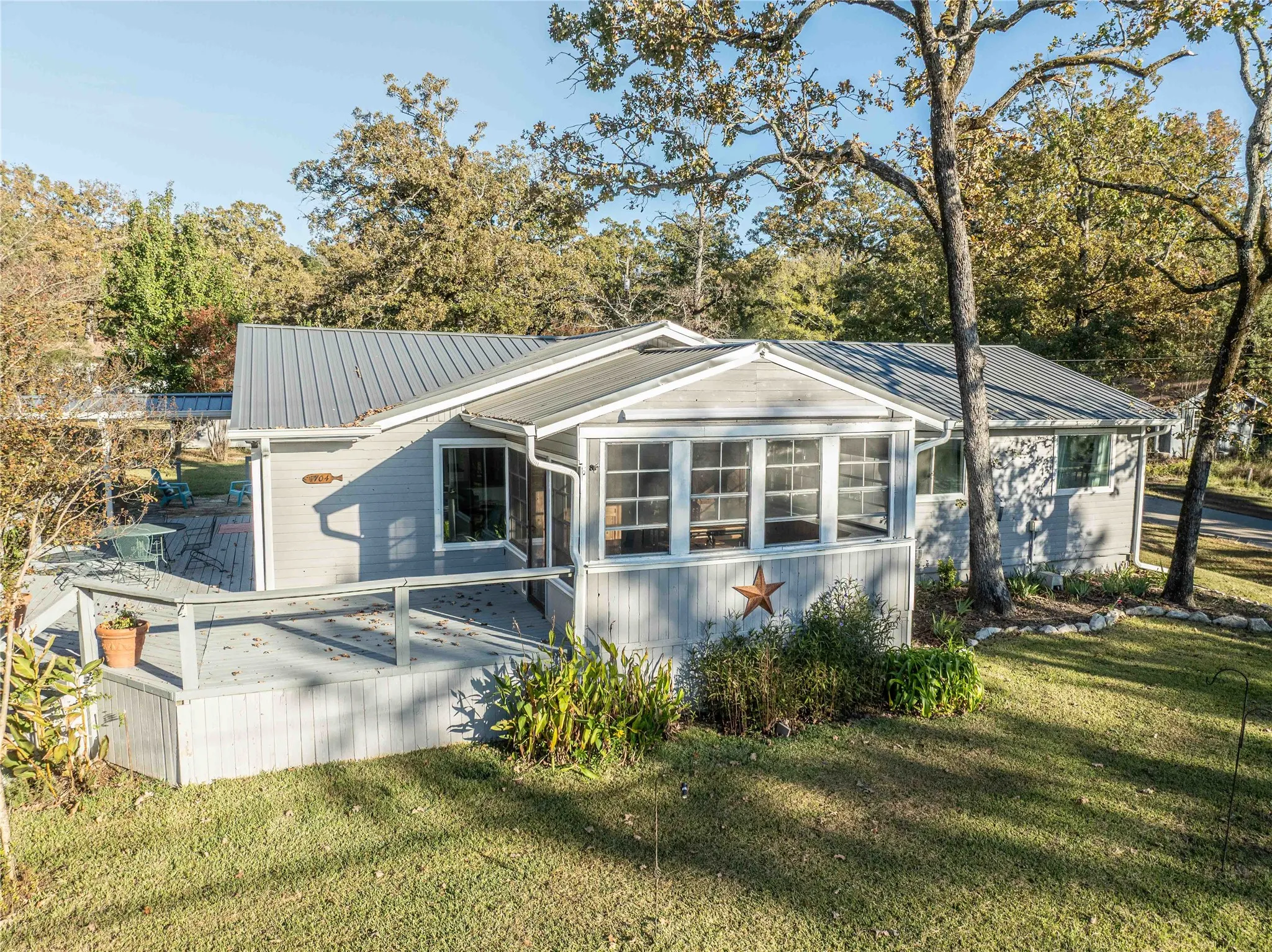 Single Family Residence For Sale in Van Zandt County , 704 Callender Lake Drive, Murchison, Texas 75778, 2 Bedroom, 2 Bathroom, Garage spaces, 1,830 Sqft, built in 1980, Price $349,000, mls#21297196, Real Estate Agent in Murchison, Homes For Sale in Van Zandt county, Homes For Sale in Murchison, Realtor in Murchison Texas, Real Estate Brokerage Independent Realty Texas, Luminita Cordes Realtor