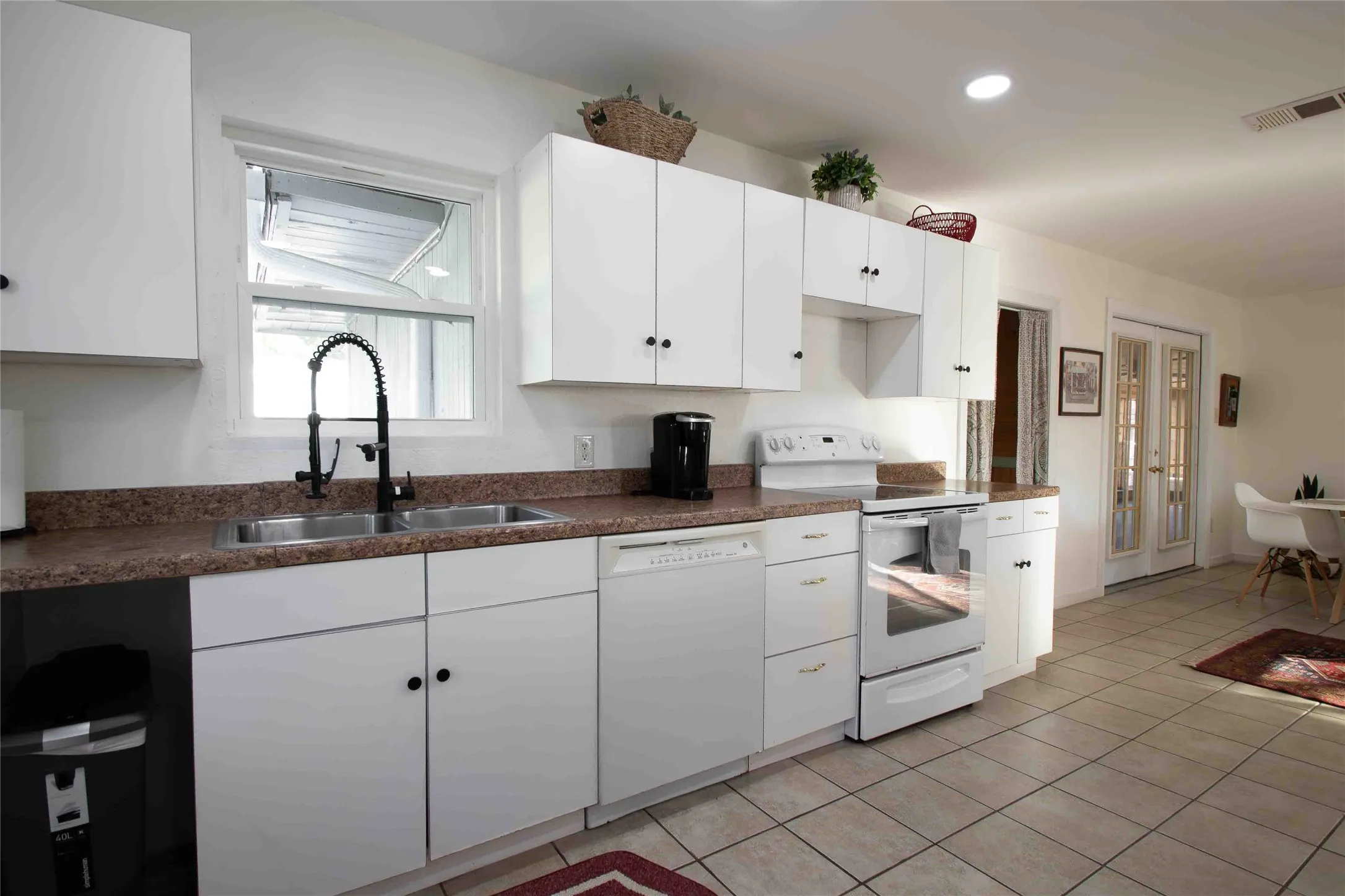 large kitchen with plenty of counter space