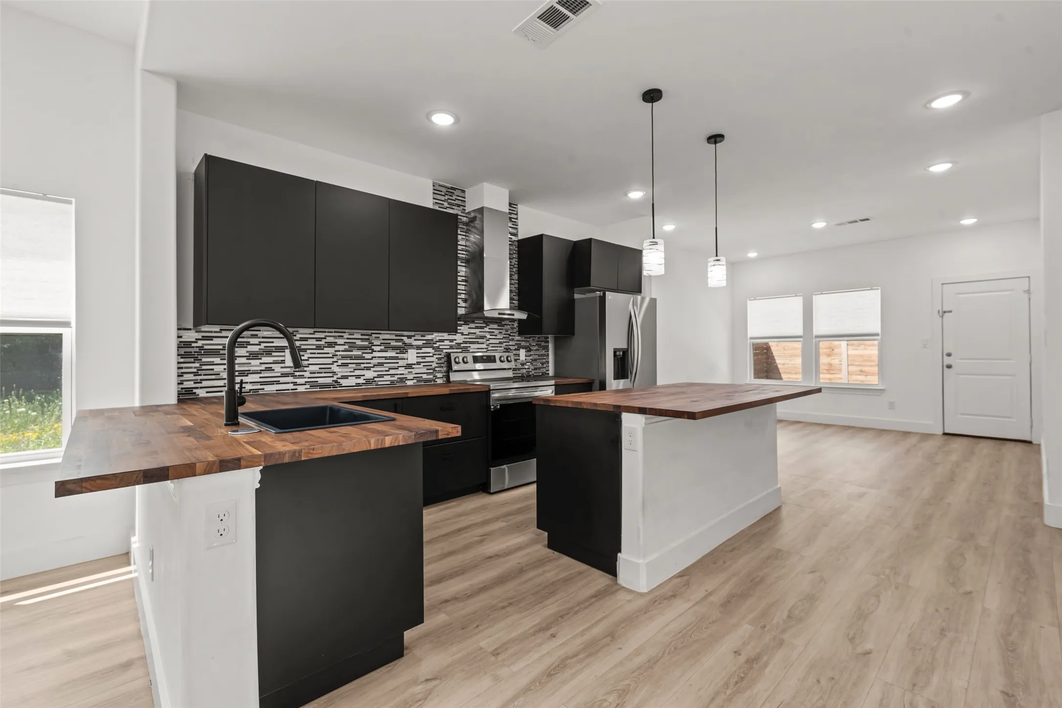 Single Family Residence For Sale in Mc Lennan County , 824 Hubert Street, Waco, Texas 76704, 3 Bedroom, 2 Bathroom, 1 Garage spaces, 1,819 Sqft, built in 2022, mls#21297078, Real Estate Agent in Waco, Homes For Sale in Mc Lennan county, Homes For Sale in Waco, Realtor in Waco Texas, Real Estate Brokerage Independent Realty Texas, Luminita Cordes Realtor