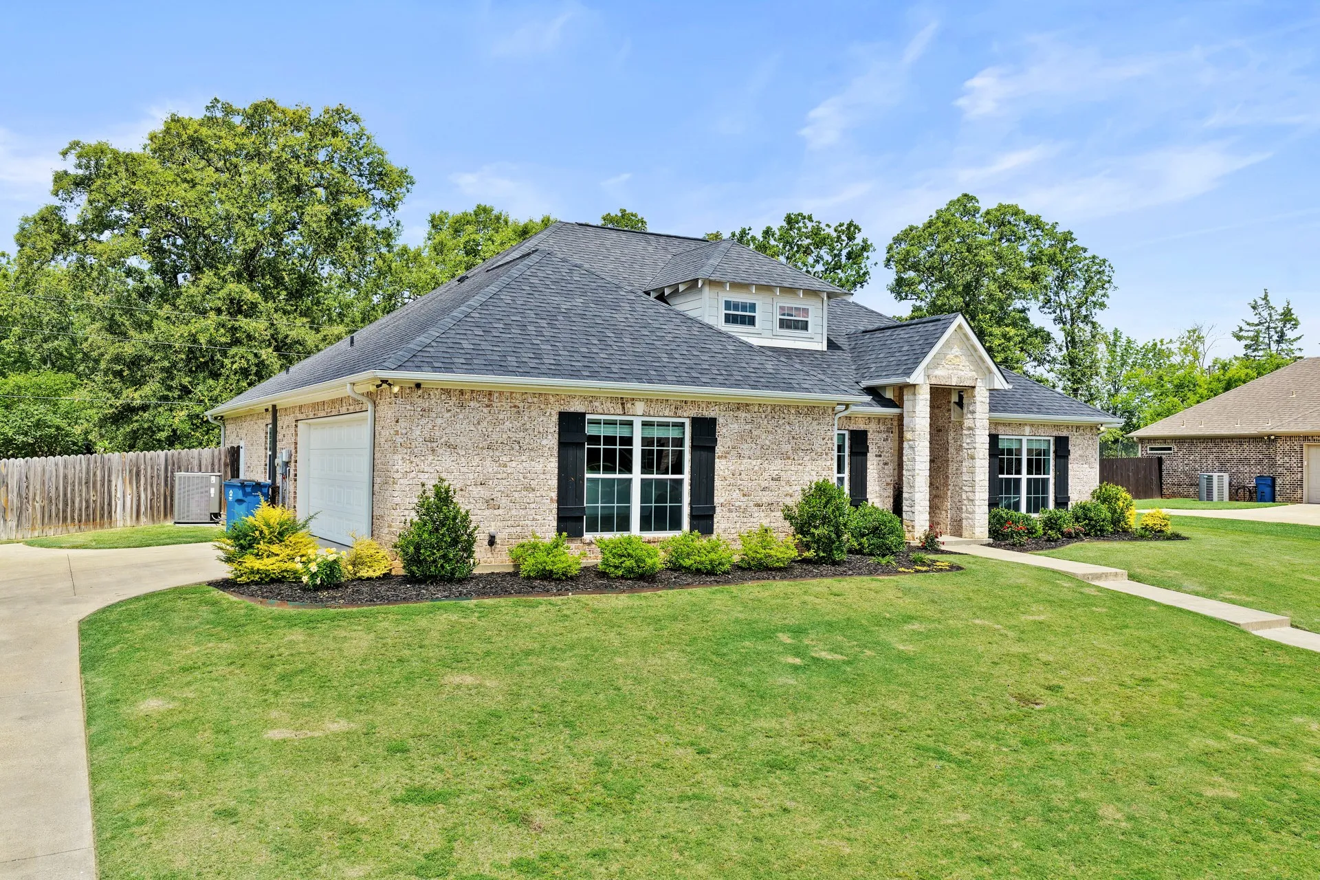 Single Family Residence For Sale in Titus County , 2729 Stone Briar, Mt Pleasant, Texas 75455, 3 Bedroom, 2 Bathroom, 2 Garage spaces, 2,226 Sqft, built in 2018, mls#21296398, Real Estate Agent in Mt Pleasant, Homes For Sale in Titus county, Homes For Sale in Mt Pleasant, Realtor in Mt Pleasant Texas, Real Estate Brokerage Independent Realty Texas, Luminita Cordes Realtor