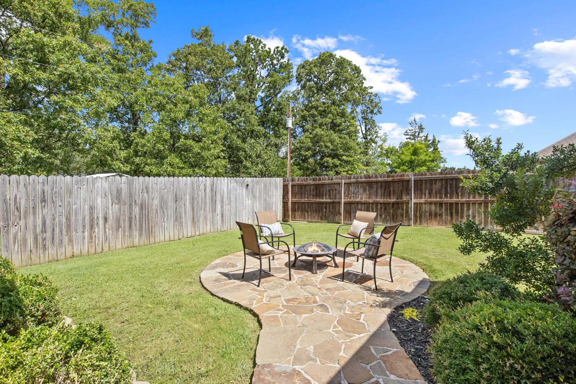 Single Family Residence For Sale in Titus County , 2729 Stone Briar, Mt Pleasant, Texas 75455, 3 Bedroom, 2 Bathroom, 2 Garage spaces, 2,226 Sqft, built in 2018, mls#21296398, Real Estate Agent in Mt Pleasant, Homes For Sale in Titus county, Homes For Sale in Mt Pleasant, Realtor in Mt Pleasant Texas, Real Estate Brokerage Independent Realty Texas, Luminita Cordes Realtor