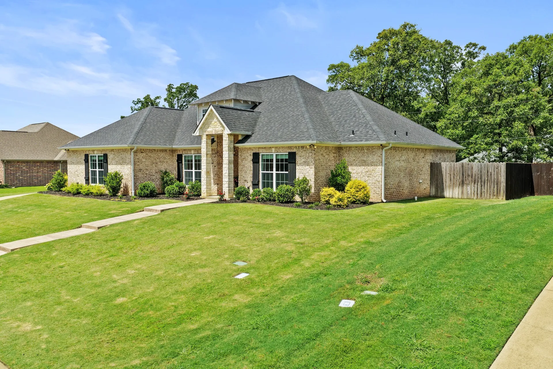Single Family Residence For Sale in Titus County , 2729 Stone Briar, Mt Pleasant, Texas 75455, 3 Bedroom, 2 Bathroom, 2 Garage spaces, 2,226 Sqft, built in 2018, mls#21296398, Real Estate Agent in Mt Pleasant, Homes For Sale in Titus county, Homes For Sale in Mt Pleasant, Realtor in Mt Pleasant Texas, Real Estate Brokerage Independent Realty Texas, Luminita Cordes Realtor