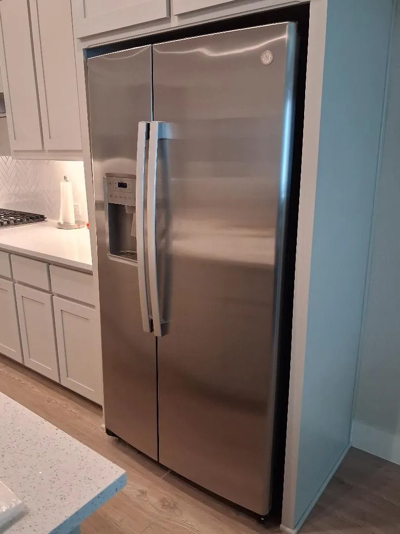 STAINLESS SIDE BY SIDE FRIDGE TO CONVEY W HOME