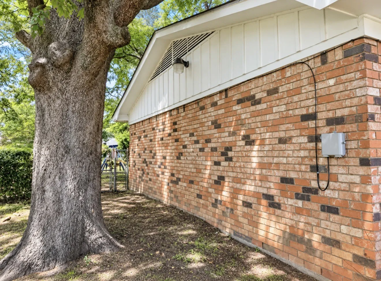 Single Family Residence For Sale in Bowie County , 1002 Champion Street, Texarkana, Texas 75501, 4 Bedroom, 2 Bathroom, 1 Garage spaces, 1,545 Sqft, built in 1975, mls#21297751, Real Estate Agent in Texarkana, Homes For Sale in Bowie county, Homes For Sale in Texarkana, Realtor in Texarkana Texas, Real Estate Brokerage Independent Realty Texas, Luminita Cordes Realtor
