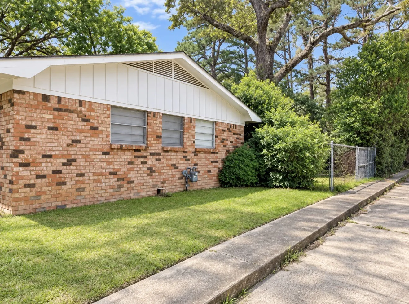 Single Family Residence For Sale in Bowie County , 1002 Champion Street, Texarkana, Texas 75501, 4 Bedroom, 2 Bathroom, 1 Garage spaces, 1,545 Sqft, built in 1975, mls#21297751, Real Estate Agent in Texarkana, Homes For Sale in Bowie county, Homes For Sale in Texarkana, Realtor in Texarkana Texas, Real Estate Brokerage Independent Realty Texas, Luminita Cordes Realtor