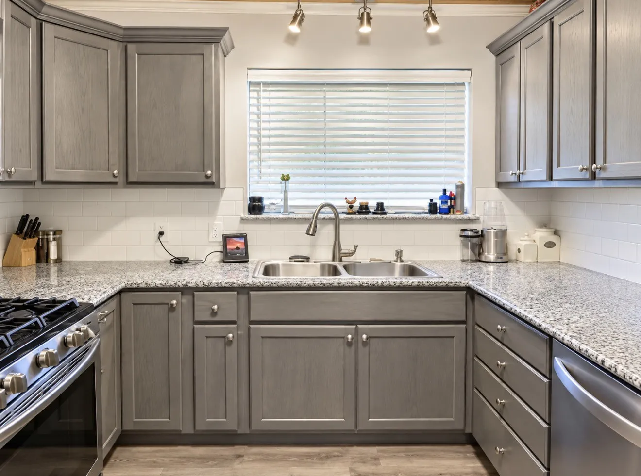 Single Family Residence For Sale in Bowie County , 1002 Champion Street, Texarkana, Texas 75501, 4 Bedroom, 2 Bathroom, 1 Garage spaces, 1,545 Sqft, built in 1975, mls#21297751, Real Estate Agent in Texarkana, Homes For Sale in Bowie county, Homes For Sale in Texarkana, Realtor in Texarkana Texas, Real Estate Brokerage Independent Realty Texas, Luminita Cordes Realtor