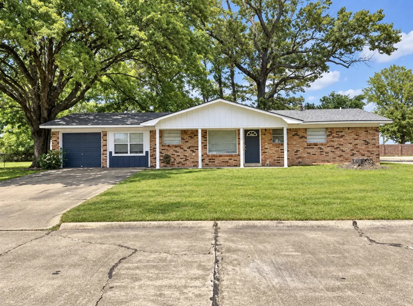 Single Family Residence For Sale in Bowie County , 1002 Champion Street, Texarkana, Texas 75501, 4 Bedroom, 2 Bathroom, 1 Garage spaces, 1,545 Sqft, built in 1975, mls#21297751, Real Estate Agent in Texarkana, Homes For Sale in Bowie county, Homes For Sale in Texarkana, Realtor in Texarkana Texas, Real Estate Brokerage Independent Realty Texas, Luminita Cordes Realtor