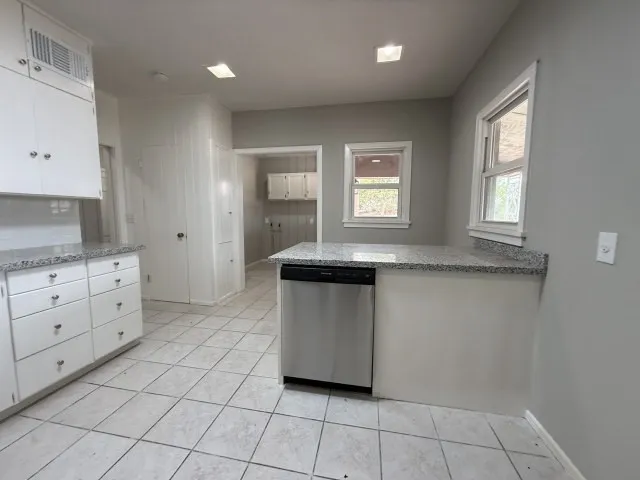 Single Family Residence For Sale in Dawson County , 1001 N 3rd Street, Lamesa, Texas 79331, 4 Bedroom, 2 Bathroom, 2 Garage spaces, 3,121 Sqft, built in 1936, mls#21297745, Real Estate Agent in Lamesa, Homes For Sale in Dawson county, Homes For Sale in Lamesa, Realtor in Lamesa Texas, Real Estate Brokerage Independent Realty Texas, Luminita Cordes Realtor