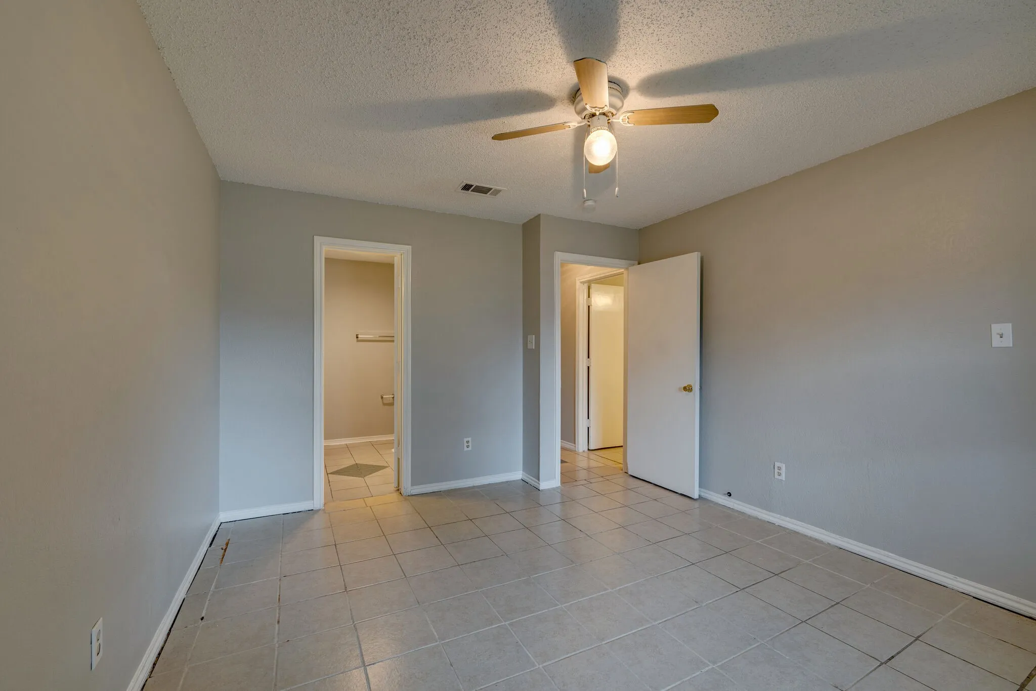 Single Family Residence For Rent in Tarrant County , 3422 Heritage Lane, Forest Hill, Texas 76140, 3 Bedroom, 2 Bathroom, Garage spaces, 1,300 Sqft, built in 1986, mls#21297549, Real Estate Agent in Forest Hill, Homes For Rent in Tarrant county, Homes For Rent in Forest Hill, Realtor in Forest Hill Texas, Real Estate Brokerage Independent Realty Texas, Luminita Cordes Realtor