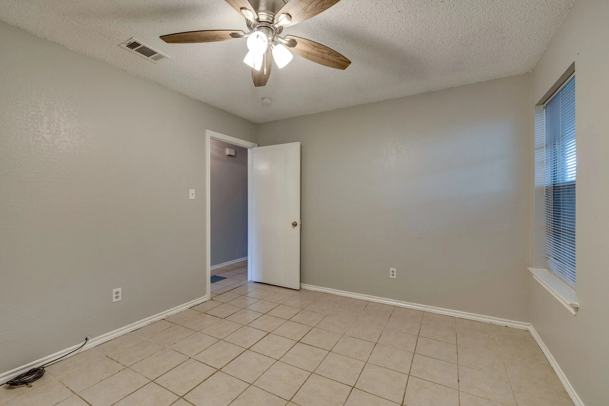 Single Family Residence For Rent in Tarrant County , 3422 Heritage Lane, Forest Hill, Texas 76140, 3 Bedroom, 2 Bathroom, Garage spaces, 1,300 Sqft, built in 1986, mls#21297549, Real Estate Agent in Forest Hill, Homes For Rent in Tarrant county, Homes For Rent in Forest Hill, Realtor in Forest Hill Texas, Real Estate Brokerage Independent Realty Texas, Luminita Cordes Realtor