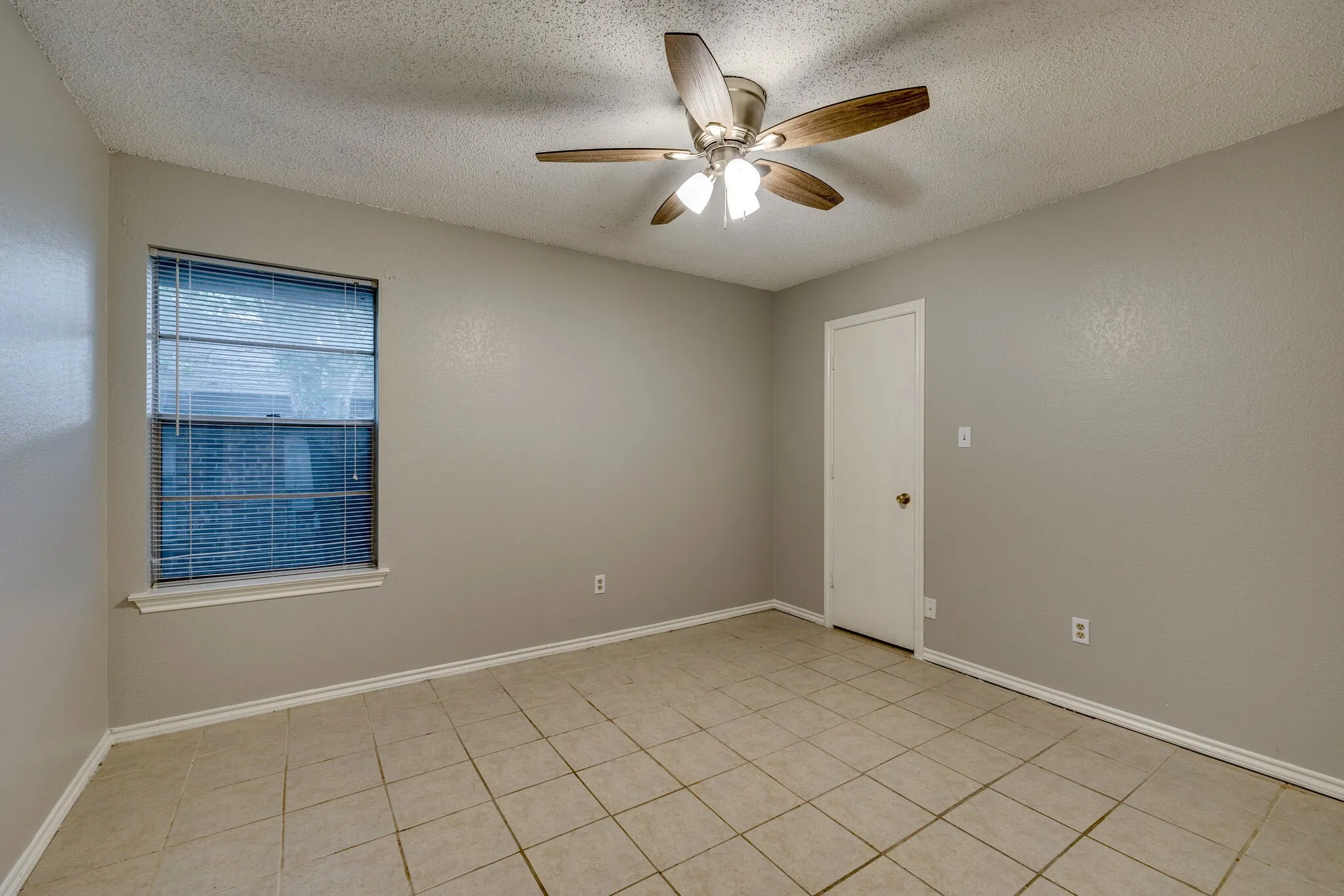 Single Family Residence For Rent in Tarrant County , 3422 Heritage Lane, Forest Hill, Texas 76140, 3 Bedroom, 2 Bathroom, Garage spaces, 1,300 Sqft, built in 1986, mls#21297549, Real Estate Agent in Forest Hill, Homes For Rent in Tarrant county, Homes For Rent in Forest Hill, Realtor in Forest Hill Texas, Real Estate Brokerage Independent Realty Texas, Luminita Cordes Realtor