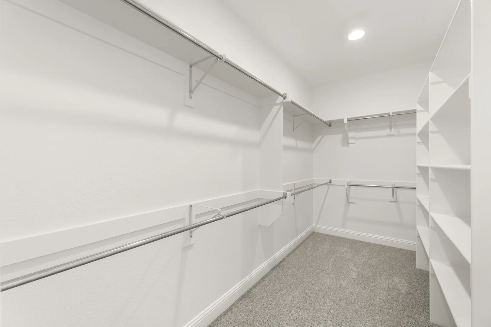 25. 1821 Gleasondale - Closet