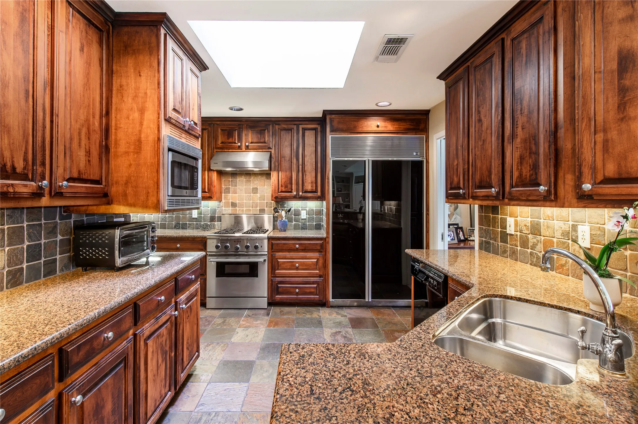 Single Family Residence For Sale in Dallas County , 6016 Del Norte Lane, Dallas, Texas 75225, 2 Bedroom, 2 Bathroom, 2 Garage spaces, 1,884 Sqft, built in 1950, mls#21295928, Real Estate Agent in Dallas, Homes For Sale in Dallas county, Homes For Sale in Dallas, Realtor in Dallas Texas, Real Estate Brokerage Independent Realty Texas, Luminita Cordes Realtor