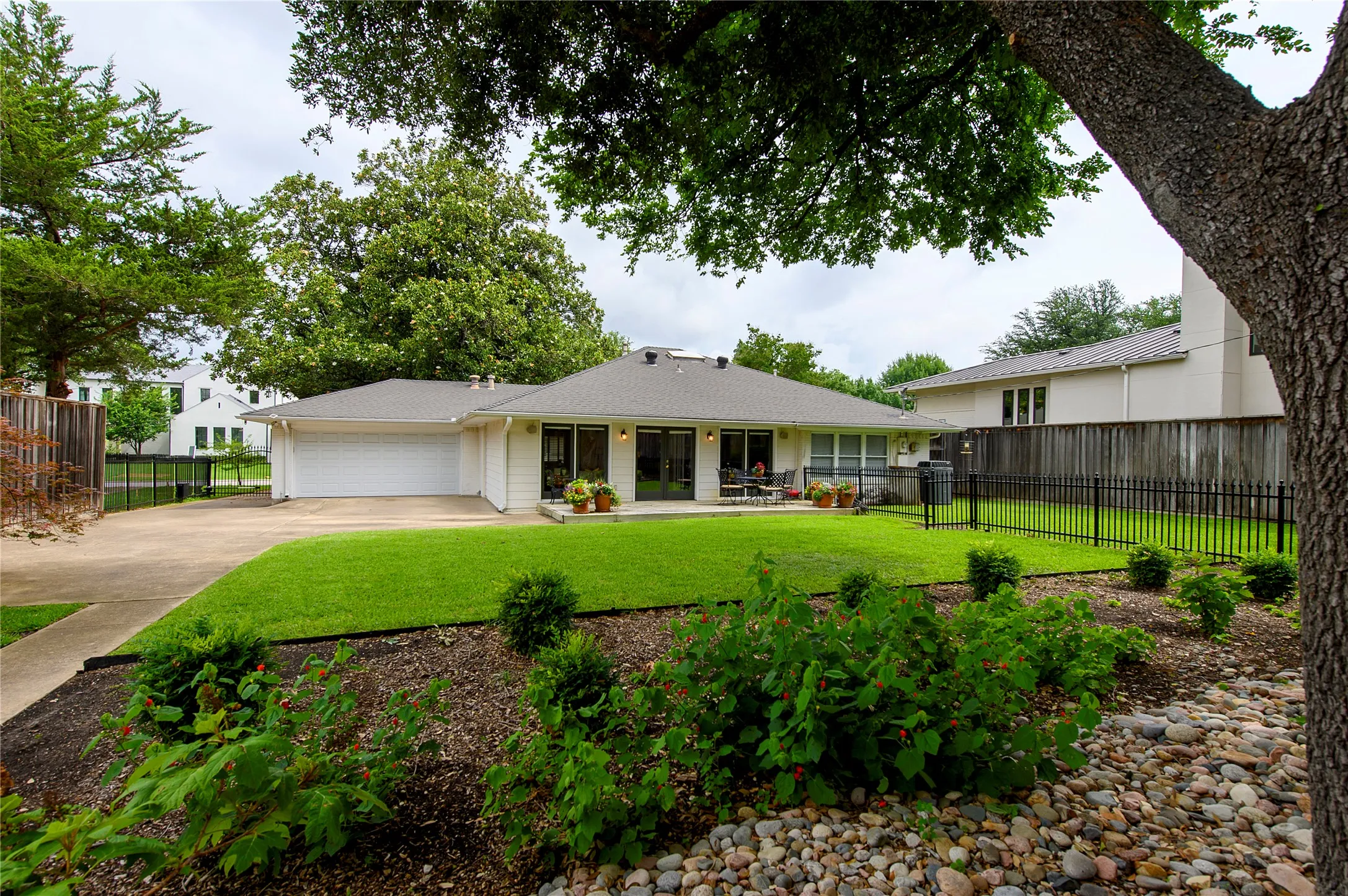 Single Family Residence For Sale in Dallas County , 6016 Del Norte Lane, Dallas, Texas 75225, 2 Bedroom, 2 Bathroom, 2 Garage spaces, 1,884 Sqft, built in 1950, mls#21295928, Real Estate Agent in Dallas, Homes For Sale in Dallas county, Homes For Sale in Dallas, Realtor in Dallas Texas, Real Estate Brokerage Independent Realty Texas, Luminita Cordes Realtor