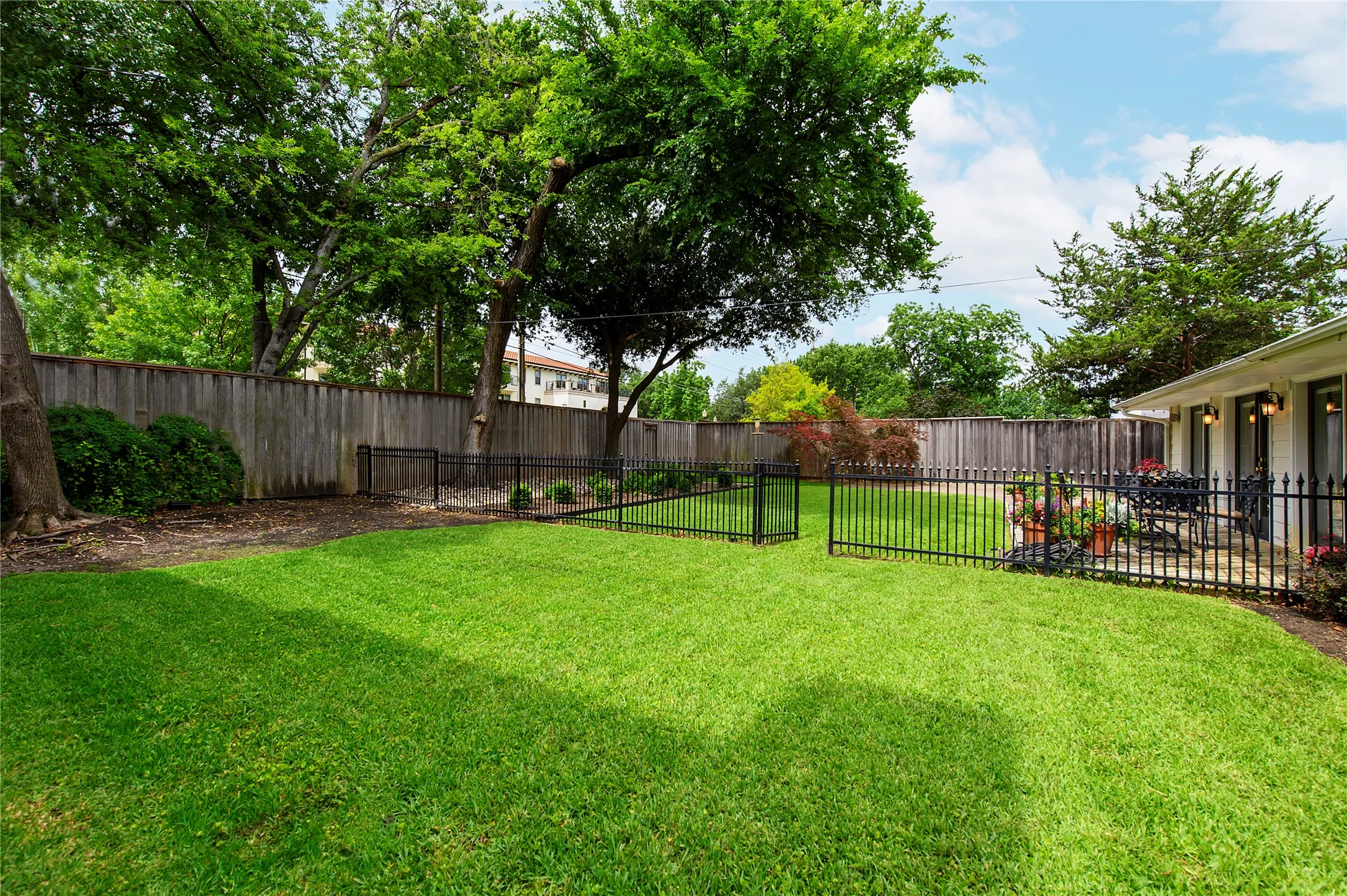 Single Family Residence For Sale in Dallas County , 6016 Del Norte Lane, Dallas, Texas 75225, 2 Bedroom, 2 Bathroom, 2 Garage spaces, 1,884 Sqft, built in 1950, mls#21295928, Real Estate Agent in Dallas, Homes For Sale in Dallas county, Homes For Sale in Dallas, Realtor in Dallas Texas, Real Estate Brokerage Independent Realty Texas, Luminita Cordes Realtor