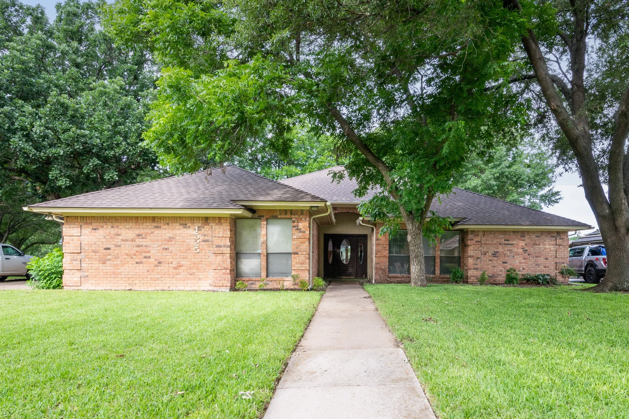 Single Family Residence For Sale in Tarrant County , 1525 Inverness Road, Mansfield, Texas 76063, 3 Bedrooms, 2 Bathrooms, 2 Garage spaces, 2,732 Sqft, built in 1979, Price $416,000, mls#21297497, Real Estate Agent in Mansfield, Homes For Sale in Tarrant county, Homes For Sale in Mansfield, Realtor in Mansfield Texas, Real Estate Brokerage Independent Realty Texas, Luminita Cordes Realtor