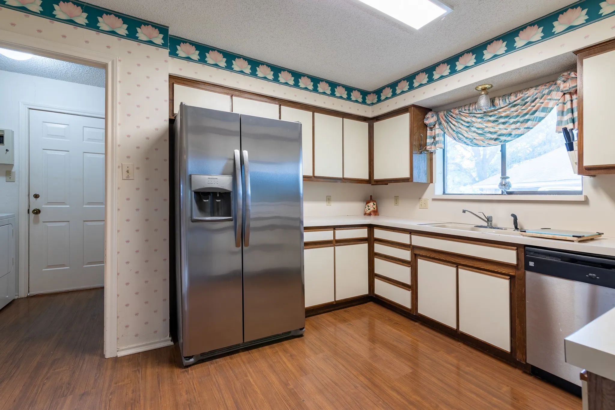 Single Family Residence For Sale in Tarrant County , 1525 Inverness Road, Mansfield, Texas 76063, 3 Bedrooms, 2 Bathrooms, 2 Garage spaces, 2,732 Sqft, built in 1979, Price $416,000, mls#21297497, Real Estate Agent in Mansfield, Homes For Sale in Tarrant county, Homes For Sale in Mansfield, Realtor in Mansfield Texas, Real Estate Brokerage Independent Realty Texas, Luminita Cordes Realtor