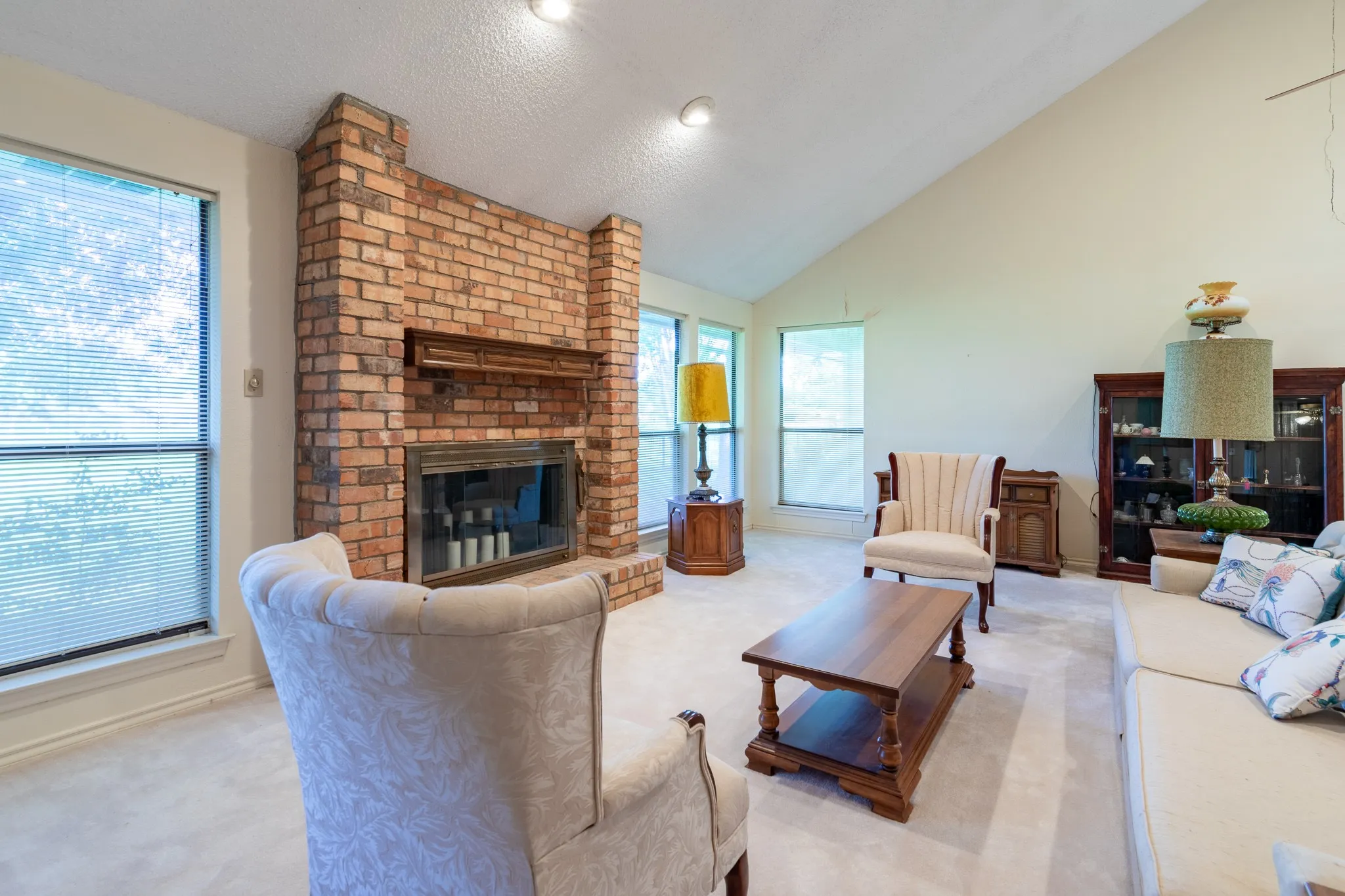 Single Family Residence For Sale in Tarrant County , 1525 Inverness Road, Mansfield, Texas 76063, 3 Bedrooms, 2 Bathrooms, 2 Garage spaces, 2,732 Sqft, built in 1979, Price $416,000, mls#21297497, Real Estate Agent in Mansfield, Homes For Sale in Tarrant county, Homes For Sale in Mansfield, Realtor in Mansfield Texas, Real Estate Brokerage Independent Realty Texas, Luminita Cordes Realtor