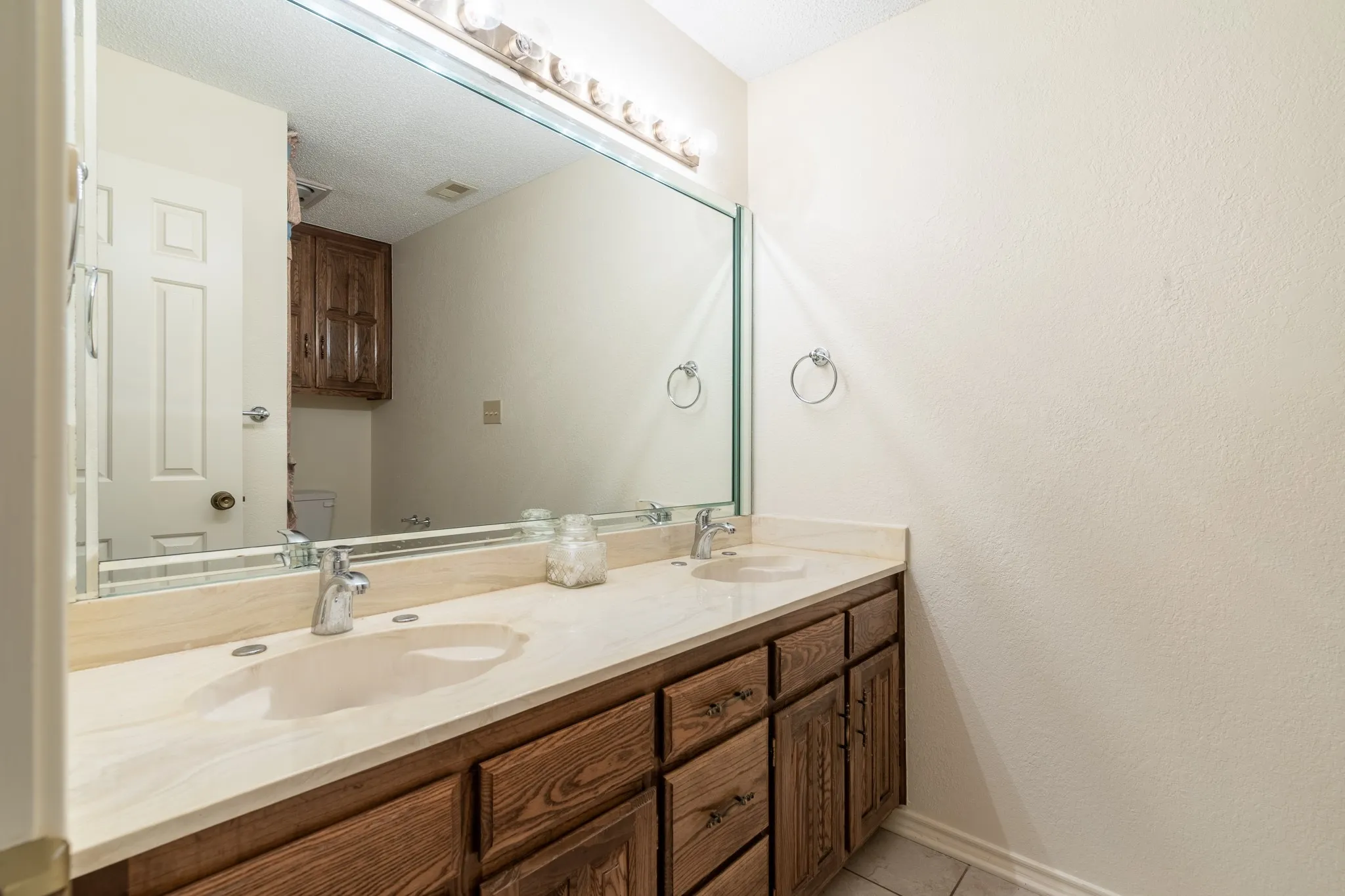 Single Family Residence For Sale in Tarrant County , 1525 Inverness Road, Mansfield, Texas 76063, 3 Bedrooms, 2 Bathrooms, 2 Garage spaces, 2,732 Sqft, built in 1979, Price $416,000, mls#21297497, Real Estate Agent in Mansfield, Homes For Sale in Tarrant county, Homes For Sale in Mansfield, Realtor in Mansfield Texas, Real Estate Brokerage Independent Realty Texas, Luminita Cordes Realtor
