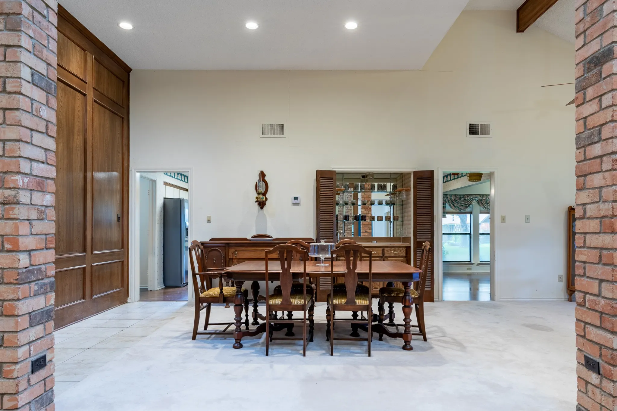 Single Family Residence For Sale in Tarrant County , 1525 Inverness Road, Mansfield, Texas 76063, 3 Bedrooms, 2 Bathrooms, 2 Garage spaces, 2,732 Sqft, built in 1979, Price $416,000, mls#21297497, Real Estate Agent in Mansfield, Homes For Sale in Tarrant county, Homes For Sale in Mansfield, Realtor in Mansfield Texas, Real Estate Brokerage Independent Realty Texas, Luminita Cordes Realtor