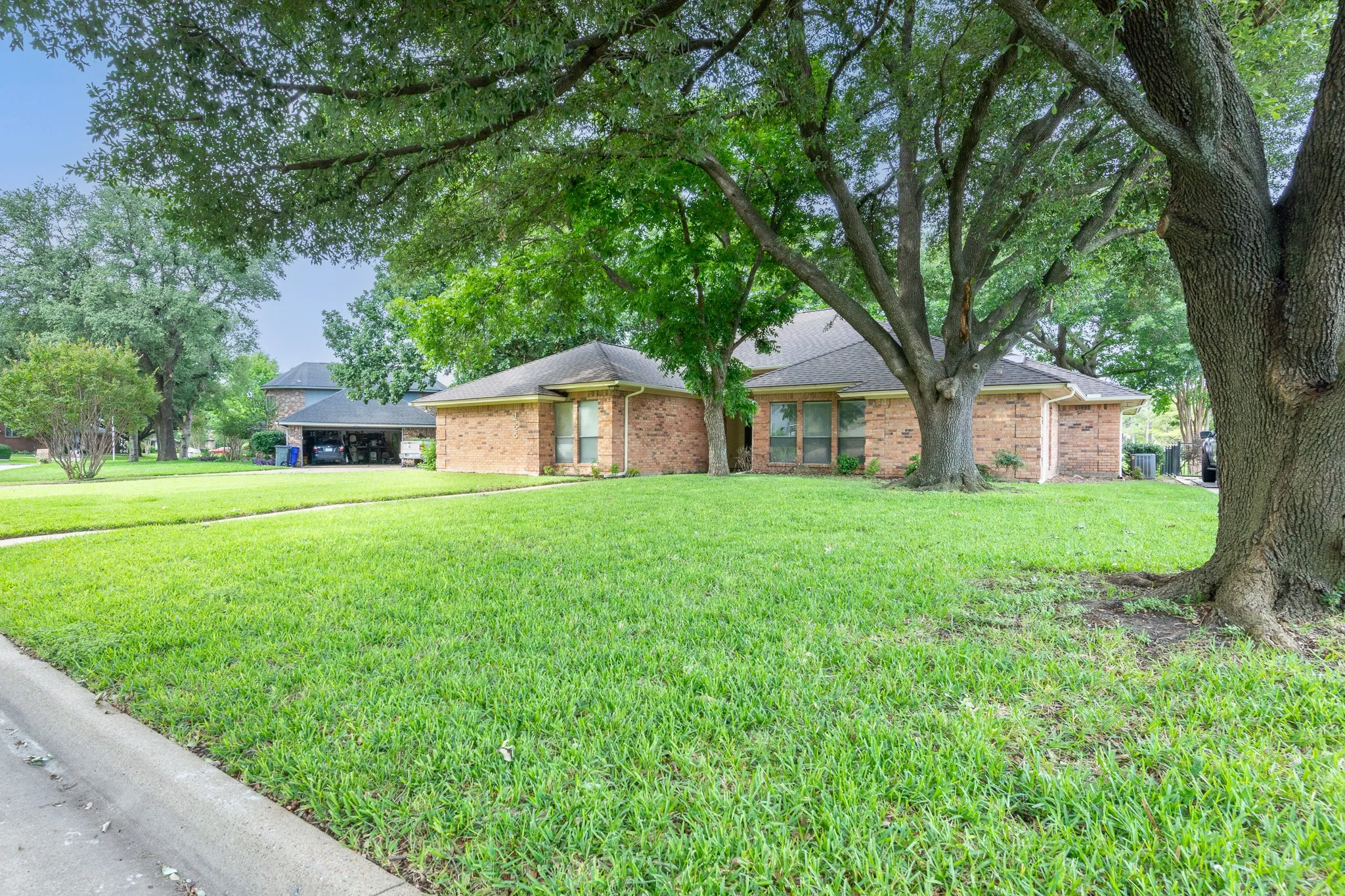 Single Family Residence For Sale in Tarrant County , 1525 Inverness Road, Mansfield, Texas 76063, 3 Bedrooms, 2 Bathrooms, 2 Garage spaces, 2,732 Sqft, built in 1979, Price $416,000, mls#21297497, Real Estate Agent in Mansfield, Homes For Sale in Tarrant county, Homes For Sale in Mansfield, Realtor in Mansfield Texas, Real Estate Brokerage Independent Realty Texas, Luminita Cordes Realtor