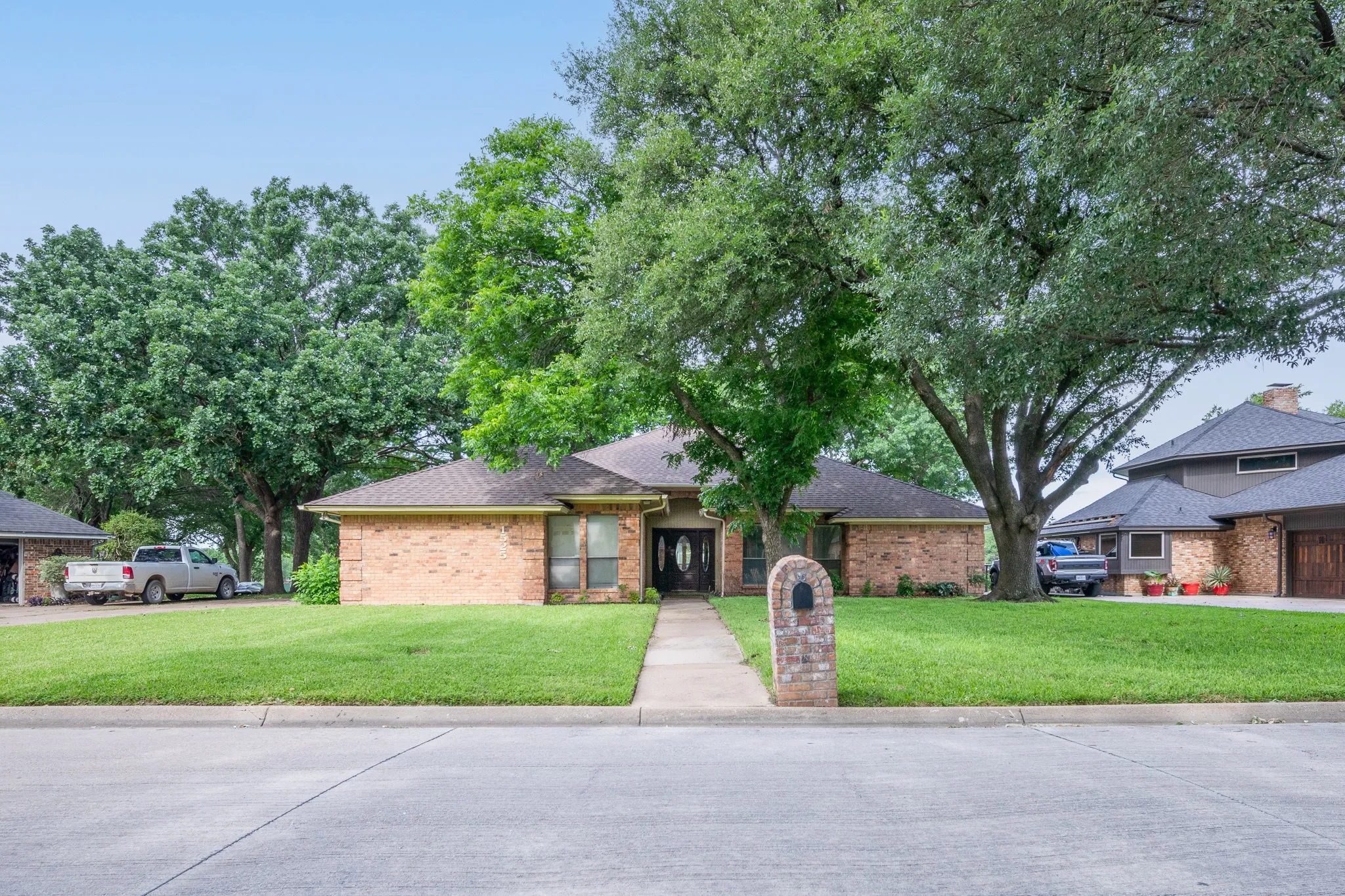 Single Family Residence For Sale in Tarrant County , 1525 Inverness Road, Mansfield, Texas 76063, 3 Bedrooms, 2 Bathrooms, 2 Garage spaces, 2,732 Sqft, built in 1979, Price $416,000, mls#21297497, Real Estate Agent in Mansfield, Homes For Sale in Tarrant county, Homes For Sale in Mansfield, Realtor in Mansfield Texas, Real Estate Brokerage Independent Realty Texas, Luminita Cordes Realtor