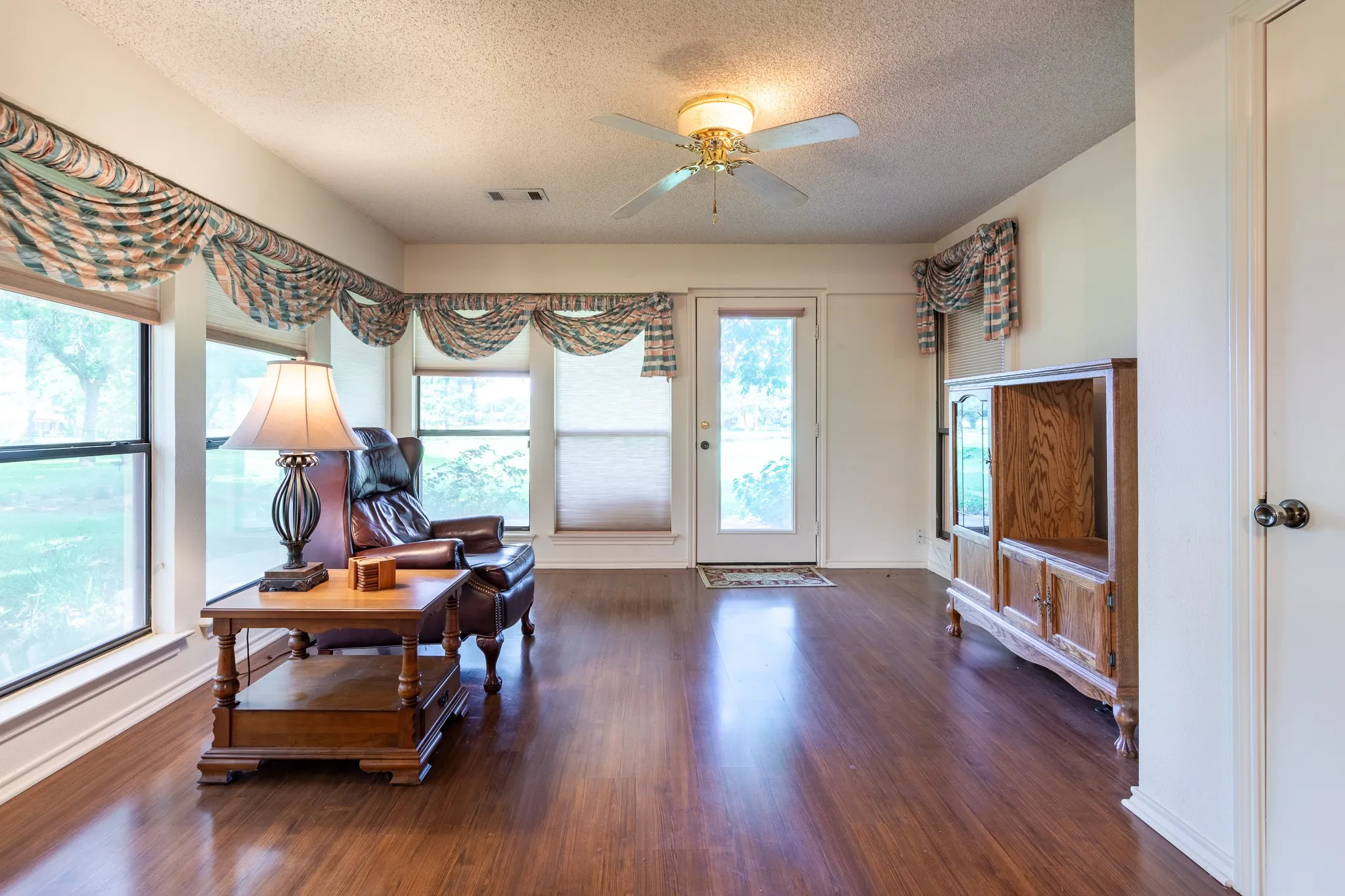 Single Family Residence For Sale in Tarrant County , 1525 Inverness Road, Mansfield, Texas 76063, 3 Bedrooms, 2 Bathrooms, 2 Garage spaces, 2,732 Sqft, built in 1979, Price $416,000, mls#21297497, Real Estate Agent in Mansfield, Homes For Sale in Tarrant county, Homes For Sale in Mansfield, Realtor in Mansfield Texas, Real Estate Brokerage Independent Realty Texas, Luminita Cordes Realtor
