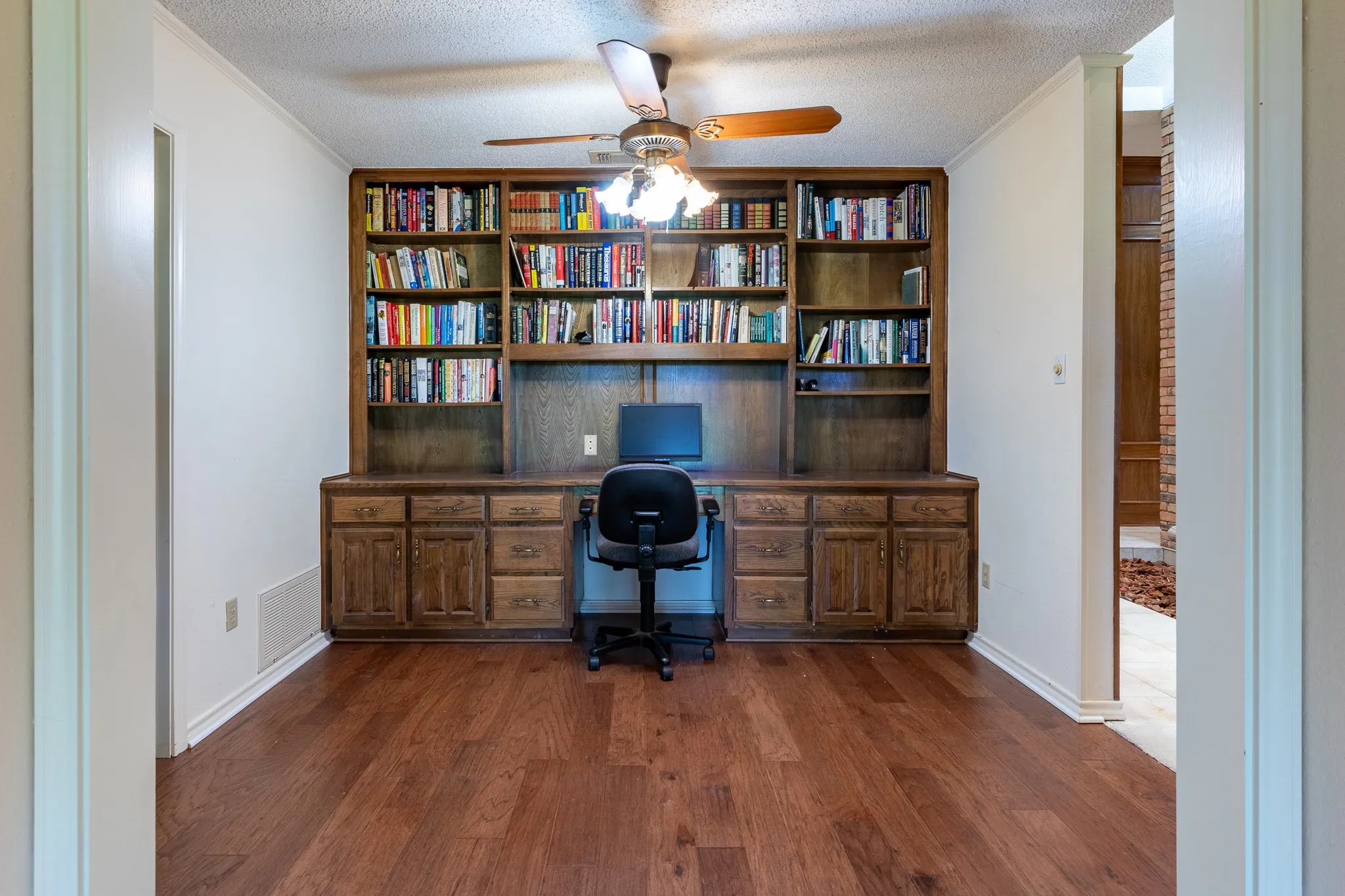 Single Family Residence For Sale in Tarrant County , 1525 Inverness Road, Mansfield, Texas 76063, 3 Bedrooms, 2 Bathrooms, 2 Garage spaces, 2,732 Sqft, built in 1979, Price $416,000, mls#21297497, Real Estate Agent in Mansfield, Homes For Sale in Tarrant county, Homes For Sale in Mansfield, Realtor in Mansfield Texas, Real Estate Brokerage Independent Realty Texas, Luminita Cordes Realtor