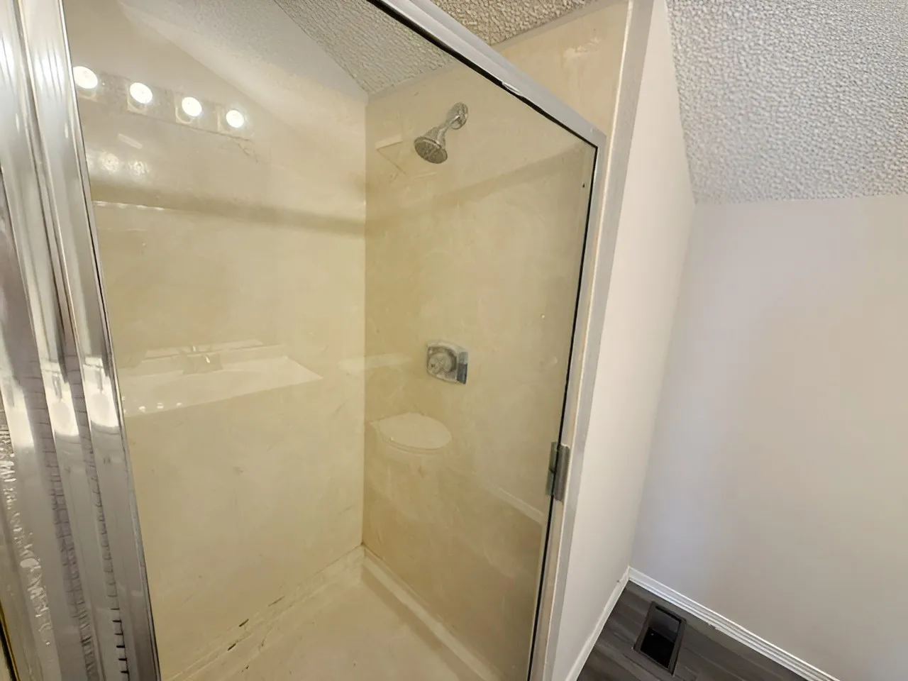 Condominium For Sale in Dallas County , 5590 Spring Valley Road F202, Dallas, Texas 75254, 2 Bedroom, 2 Bathroom, 1 Garage spaces, 870 Sqft, built in 1983, mls#21297807, Real Estate Agent in Dallas, Homes For Sale in Dallas county, Homes For Sale in Dallas, Realtor in Dallas Texas, Real Estate Brokerage Independent Realty Texas, Luminita Cordes Realtor
