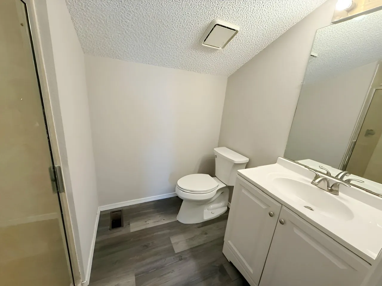 Condominium For Sale in Dallas County , 5590 Spring Valley Road F202, Dallas, Texas 75254, 2 Bedroom, 2 Bathroom, 1 Garage spaces, 870 Sqft, built in 1983, mls#21297807, Real Estate Agent in Dallas, Homes For Sale in Dallas county, Homes For Sale in Dallas, Realtor in Dallas Texas, Real Estate Brokerage Independent Realty Texas, Luminita Cordes Realtor